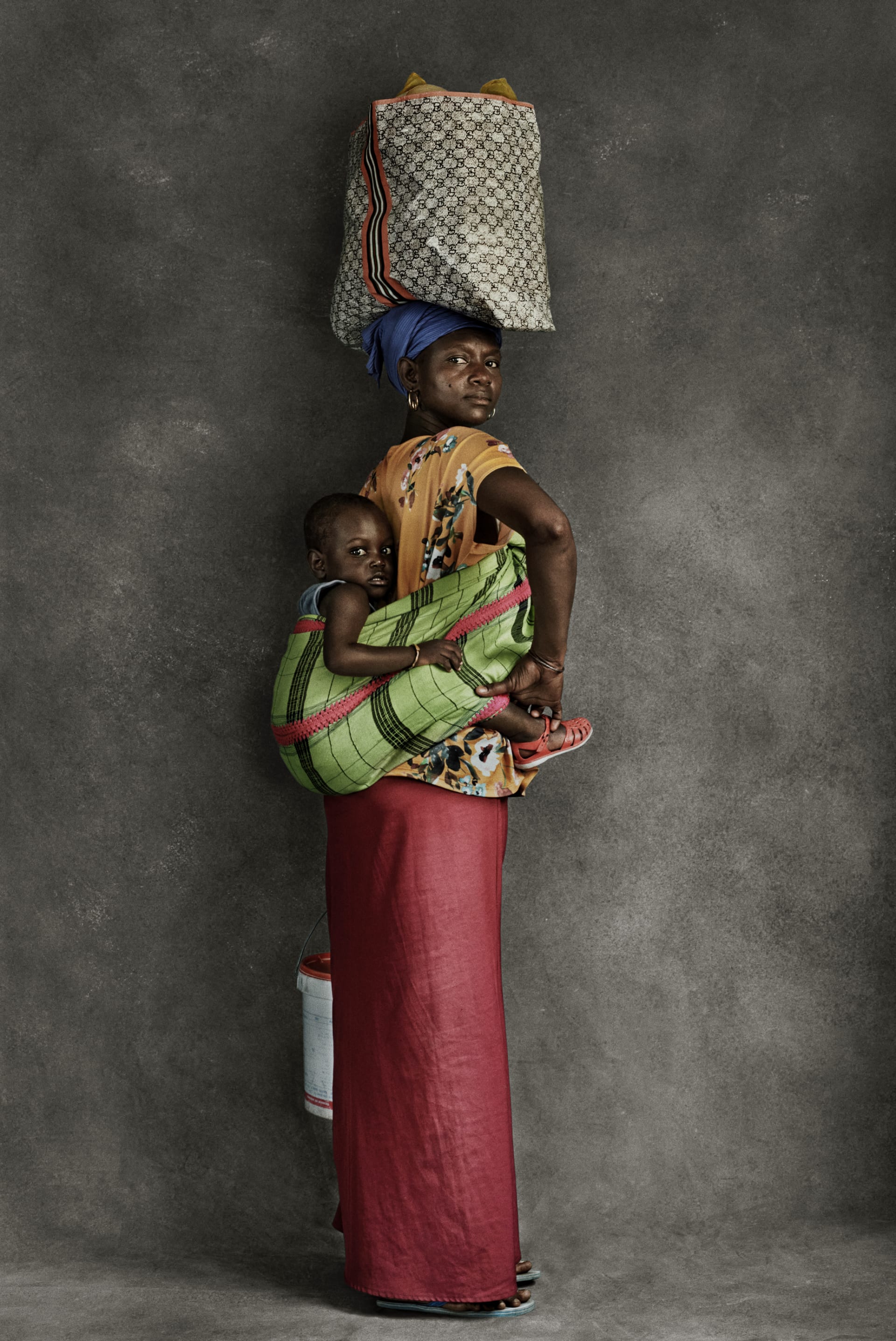 رجل يحمل فوق رأسه صينية خبز على دراجة في مصر..مصور أزياء شهير يكشف عن عادة فريدة من نوعها حول العالم رجل يحمل فوق رأسه صينية خبز على دراجة في مصر..مصور أزياء شهير يكشف عن عادة فريدة من نوعها حول العالم