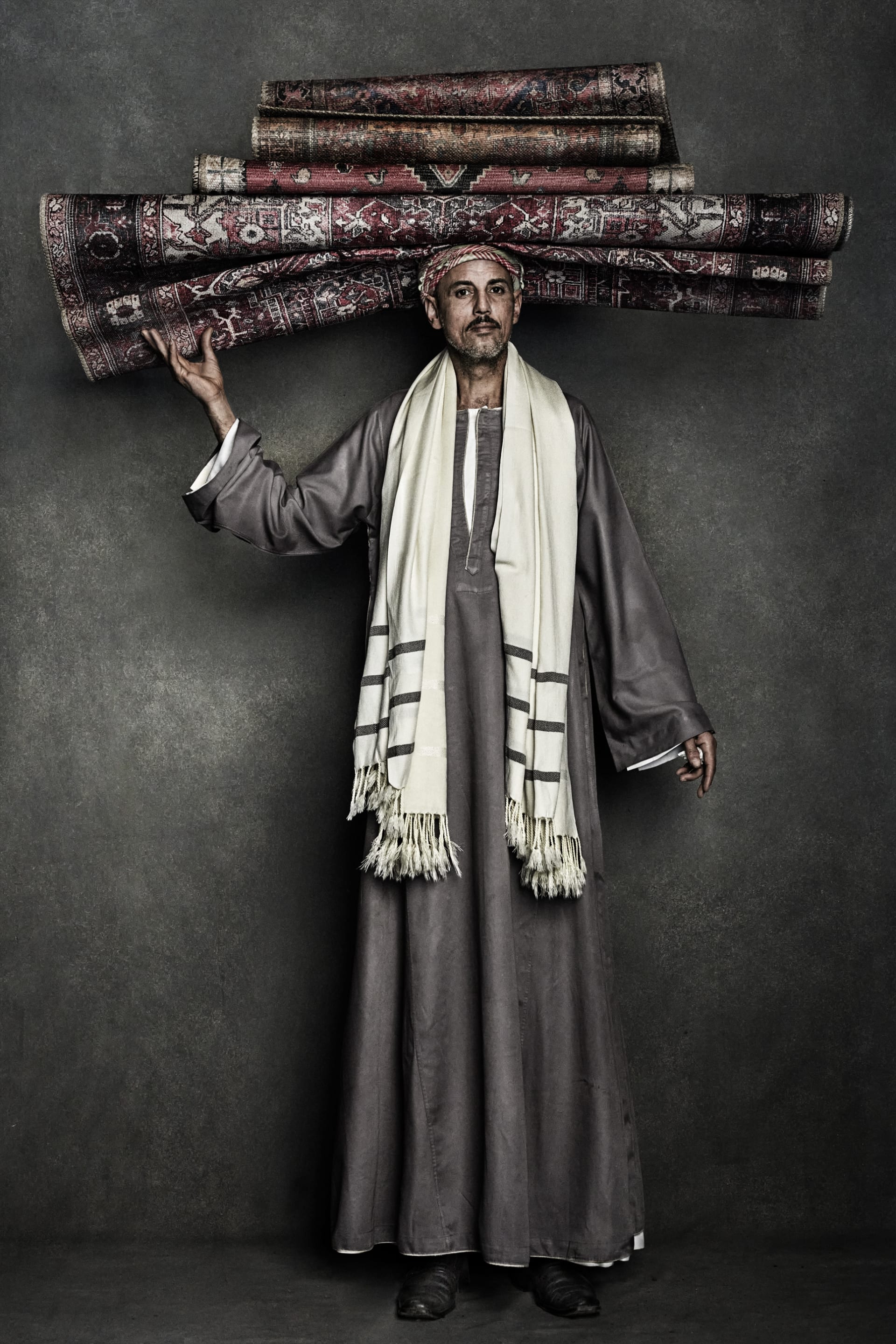 رجل يحمل فوق رأسه صينية خبز على دراجة في مصر..مصور أزياء شهير يكشف عن عادة فريدة من نوعها حول العالم رجل يحمل فوق رأسه صينية خبز على دراجة في مصر..مصور أزياء شهير يكشف عن عادة فريدة من نوعها حول العالم