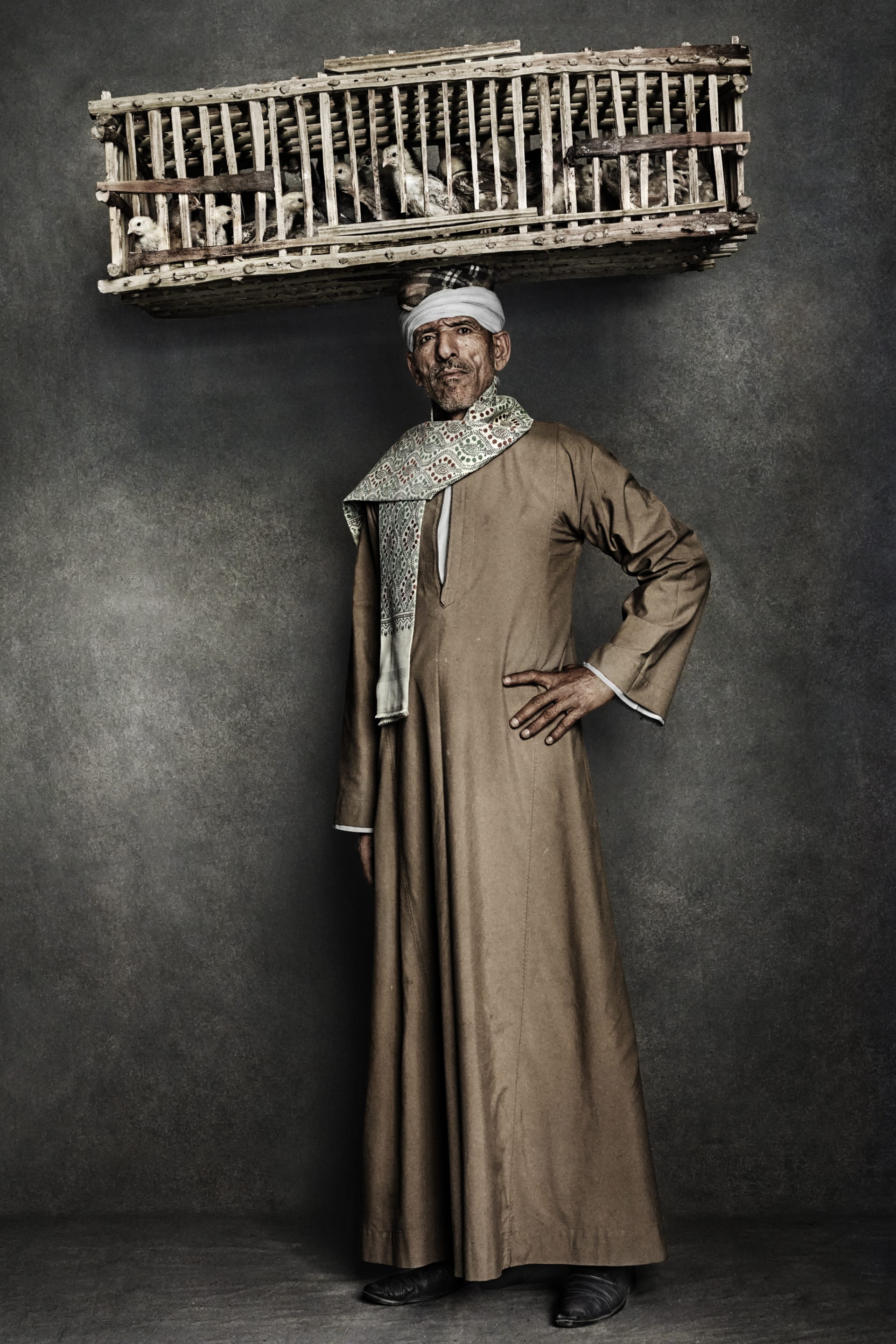 رجل يحمل فوق رأسه صينية خبز على دراجة في مصر..مصور أزياء شهير يكشف عن عادة فريدة من نوعها حول العالم رجل يحمل فوق رأسه صينية خبز على دراجة في مصر..مصور أزياء شهير يكشف عن عادة فريدة من نوعها حول العالم