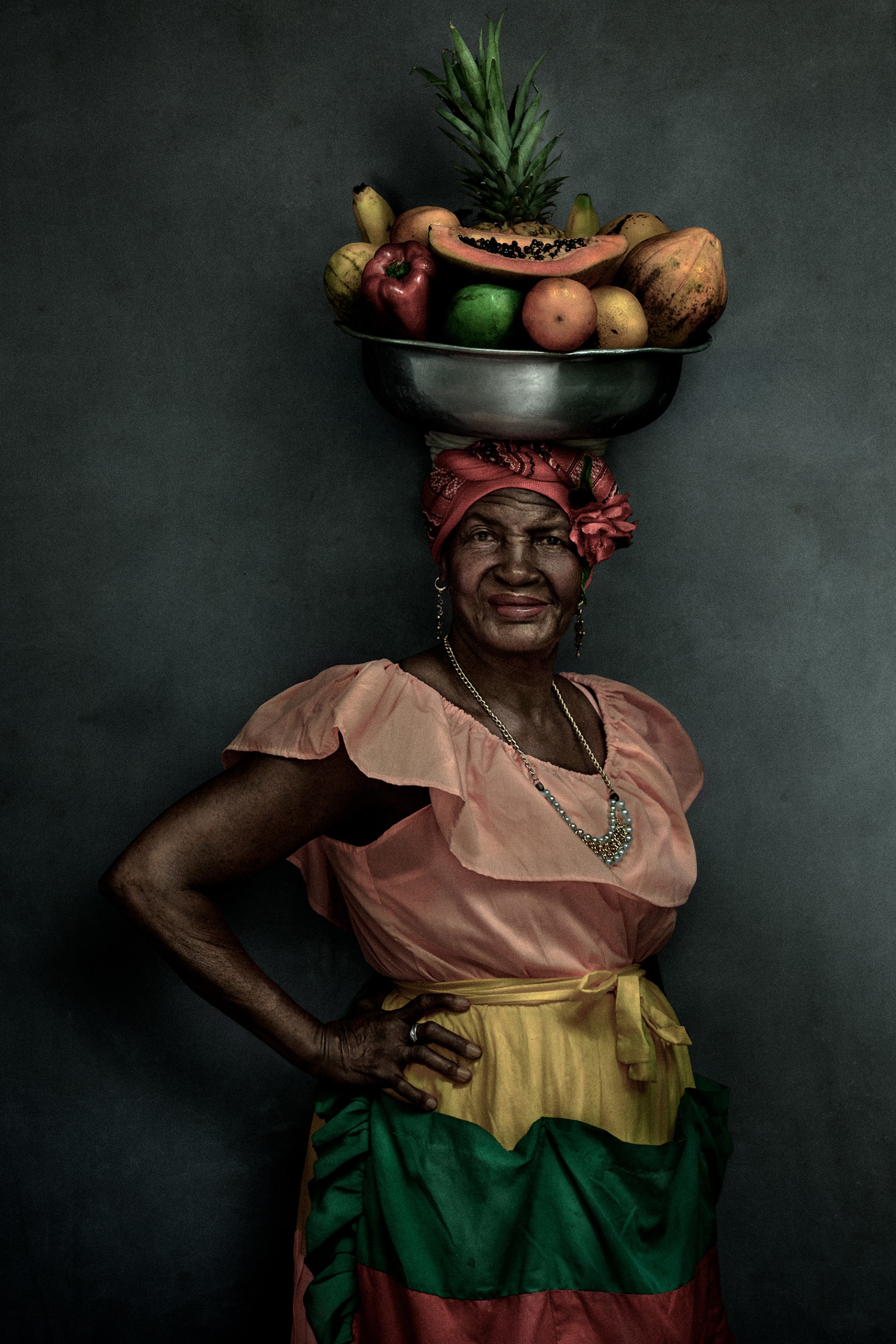 رجل يحمل فوق رأسه صينية خبز على دراجة في مصر..مصور أزياء شهير يكشف عن عادة فريدة من نوعها حول العالم رجل يحمل فوق رأسه صينية خبز على دراجة في مصر..مصور أزياء شهير يكشف عن عادة فريدة من نوعها حول العالم