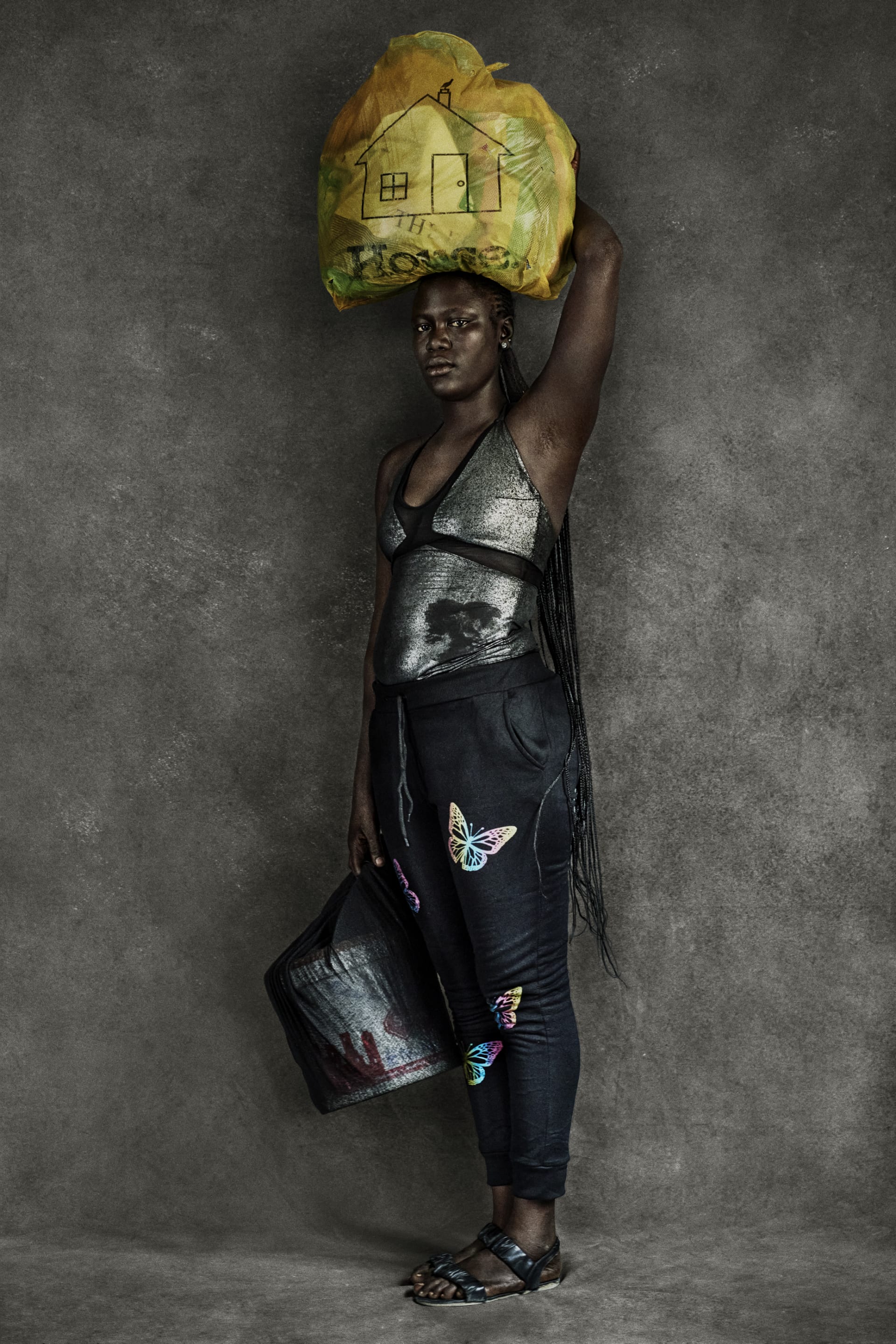 رجل يحمل فوق رأسه صينية خبز على دراجة في مصر..مصور أزياء شهير يكشف عن عادة فريدة من نوعها حول العالم رجل يحمل فوق رأسه صينية خبز على دراجة في مصر..مصور أزياء شهير يكشف عن عادة فريدة من نوعها حول العالم