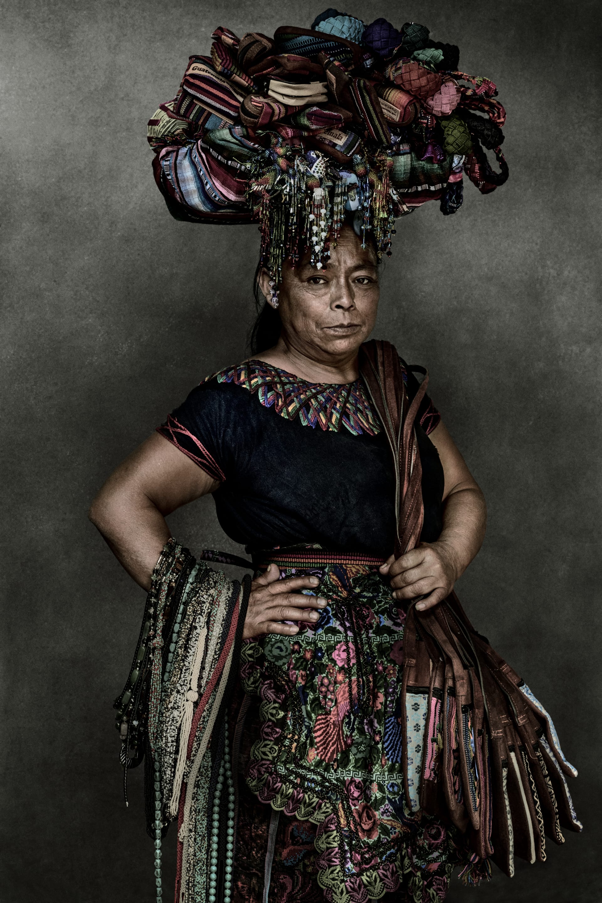 رجل يحمل فوق رأسه صينية خبز على دراجة في مصر..مصور أزياء شهير يكشف عن عادة فريدة من نوعها حول العالم رجل يحمل فوق رأسه صينية خبز على دراجة في مصر..مصور أزياء شهير يكشف عن عادة فريدة من نوعها حول العالم