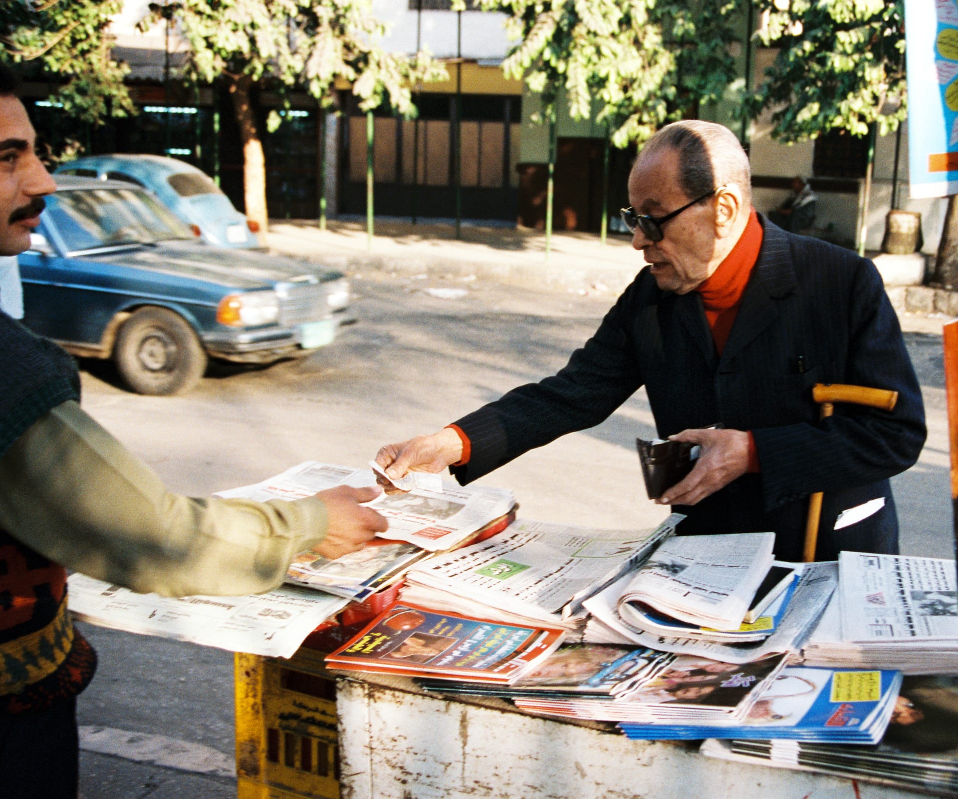 يشتري الجريدة ويستقل التاكسي.. صور نادرة تكشف الجانب الخاص من حياة نجيب محفوظ