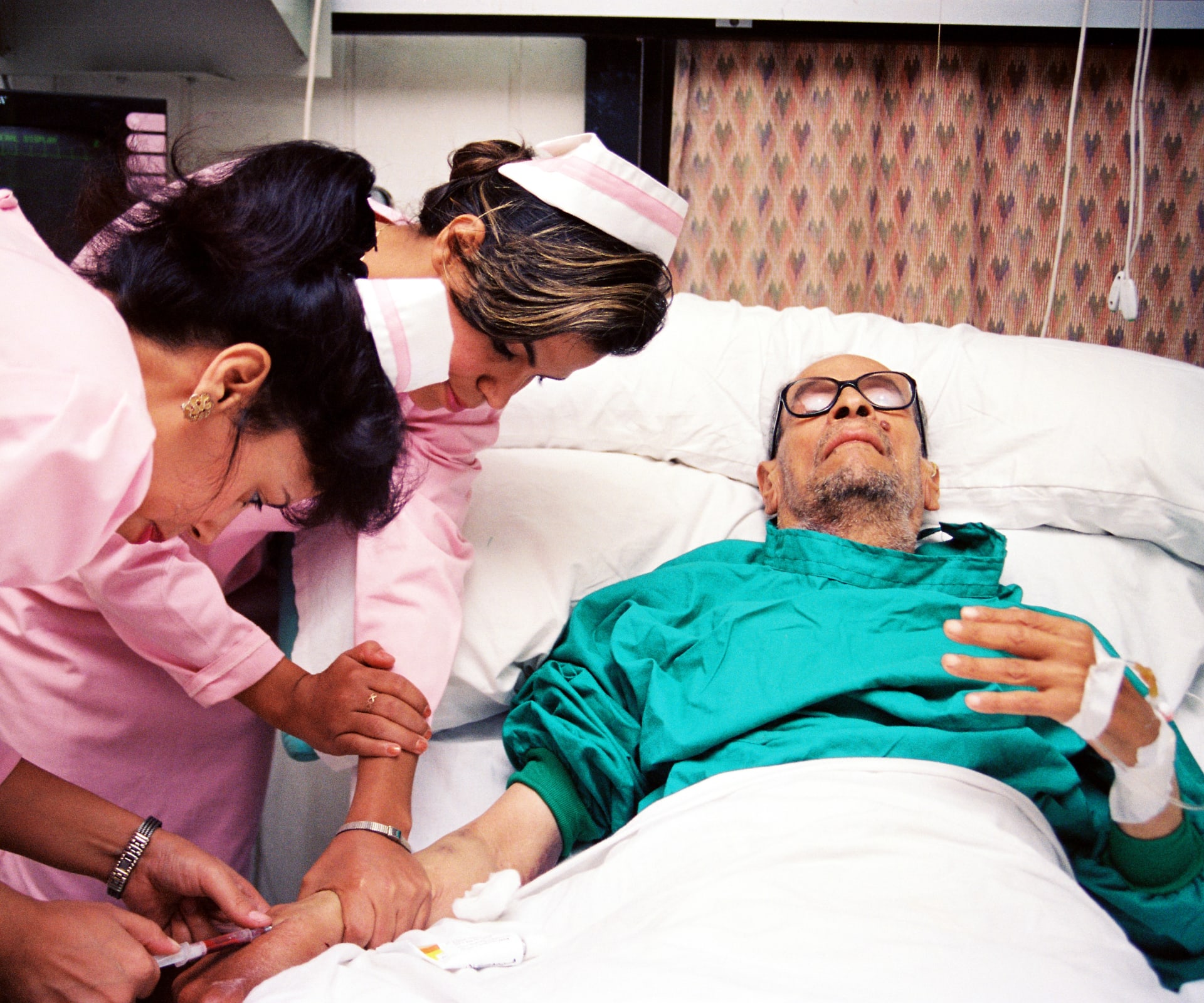 يشتري الجريدة ويستقل التاكسي.. صور نادرة تكشف الجانب الخاص من حياة نجيب محفوظ