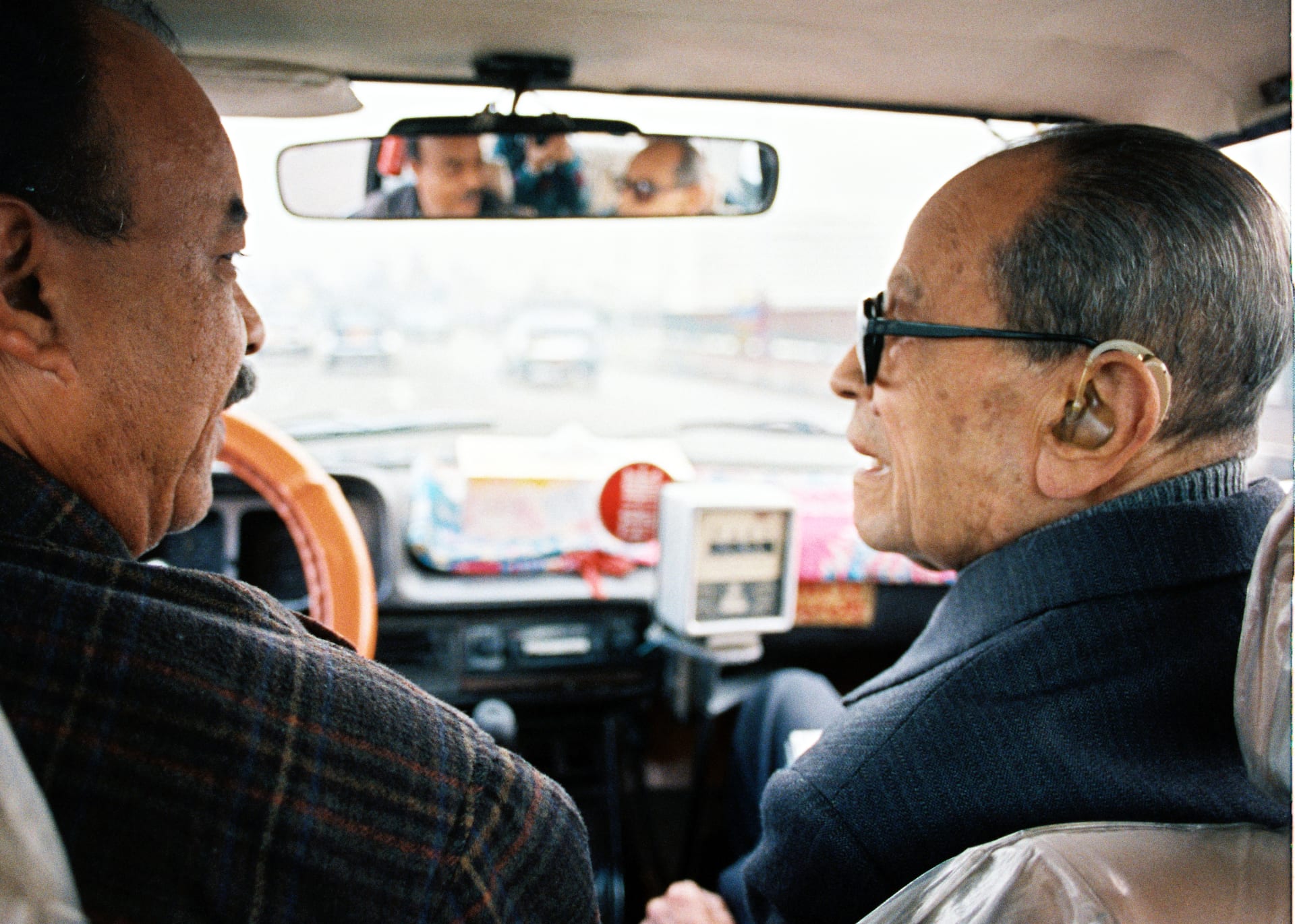 يشتري الجريدة ويستقل التاكسي.. صور نادرة تكشف الجانب الخاص من حياة نجيب محفوظ