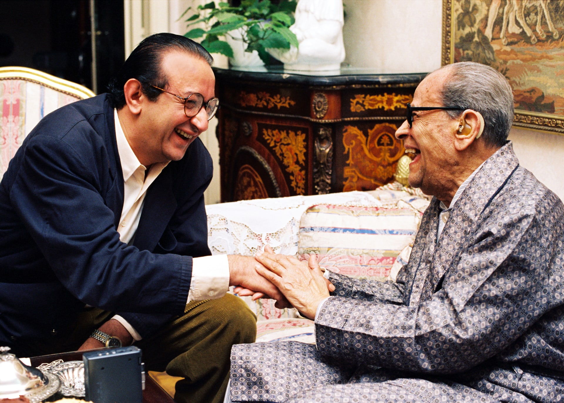 يشتري الجريدة ويستقل التاكسي.. صور نادرة تكشف الجانب الخاص من حياة نجيب محفوظ