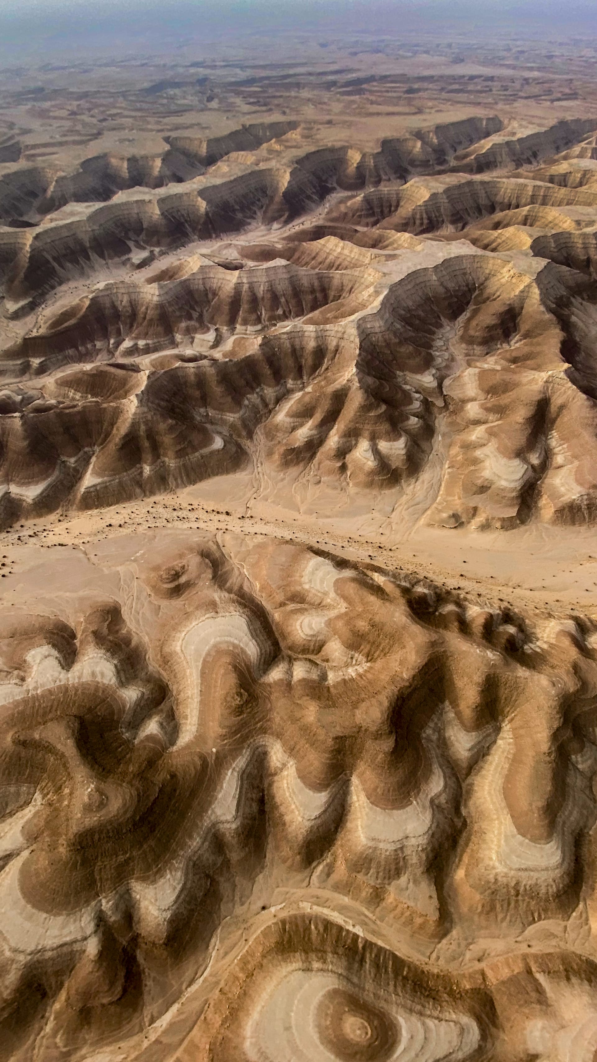 من الجو..مصور يكشف لوحات فنية شكلتها أنامل الطبيعة في قلب السعودية