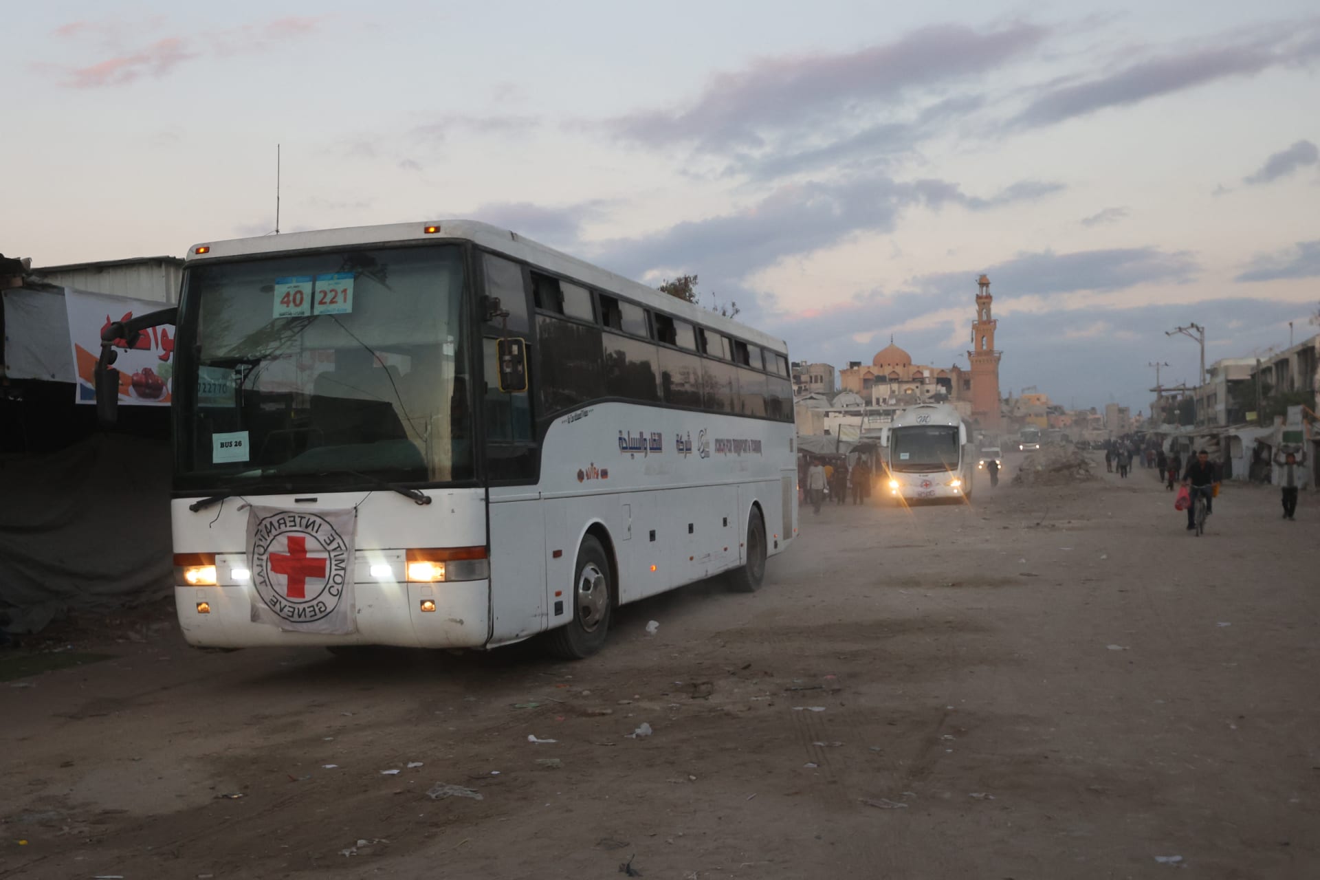 حافلات تحمل شعار الصليب الأحمر الدولي تتجه لشرق قطاع غزة من خان يونس جنوب غزة في 13 أكتوبر/تشرين الأول 2025، استعدادًا لإطلاق سراح الرهائن الإسرائيليين الذين تحتجزهم حماس