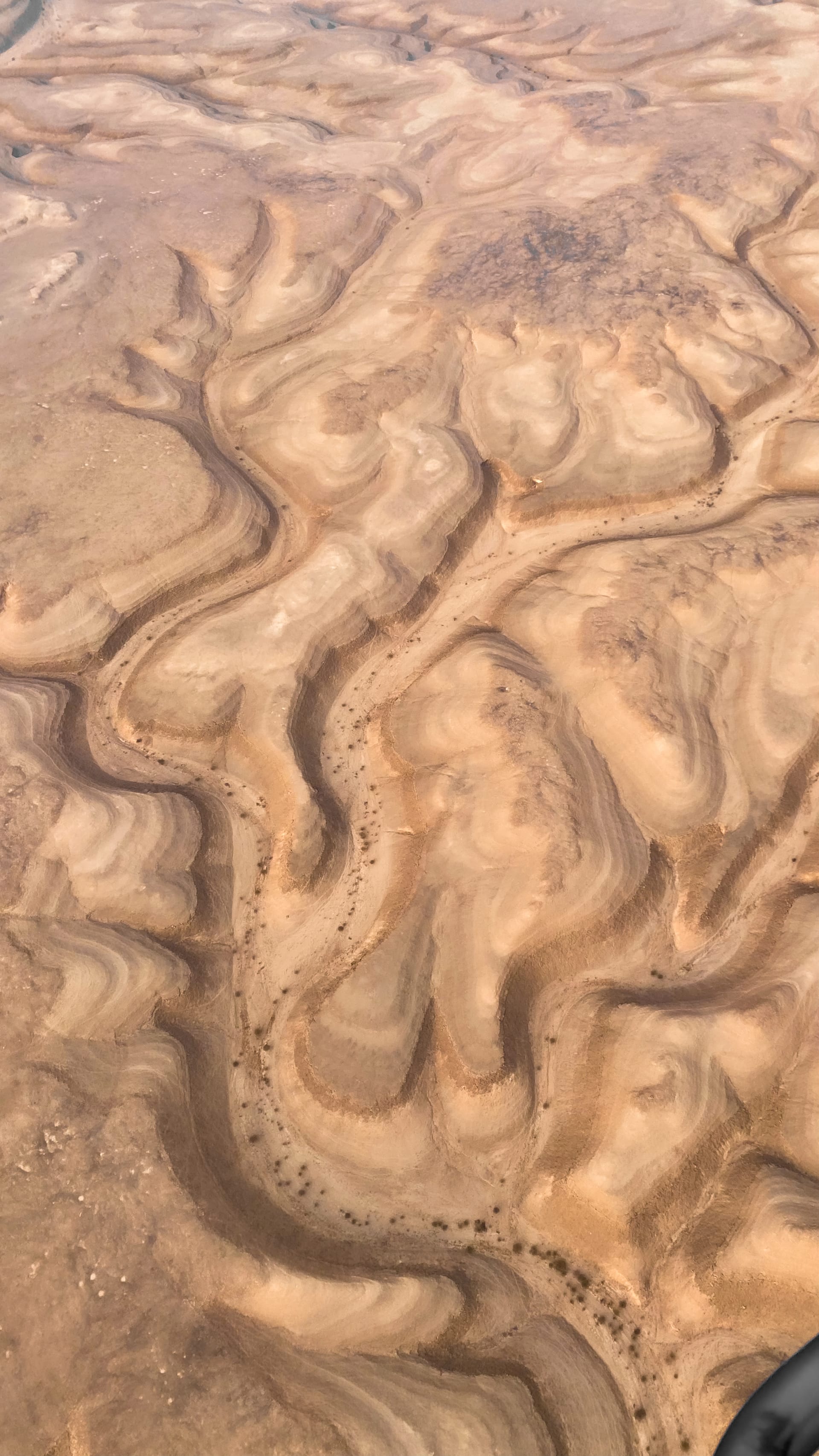 من الجو..مصور يكشف لوحات فنية شكلتها أنامل الطبيعة في قلب السعودية