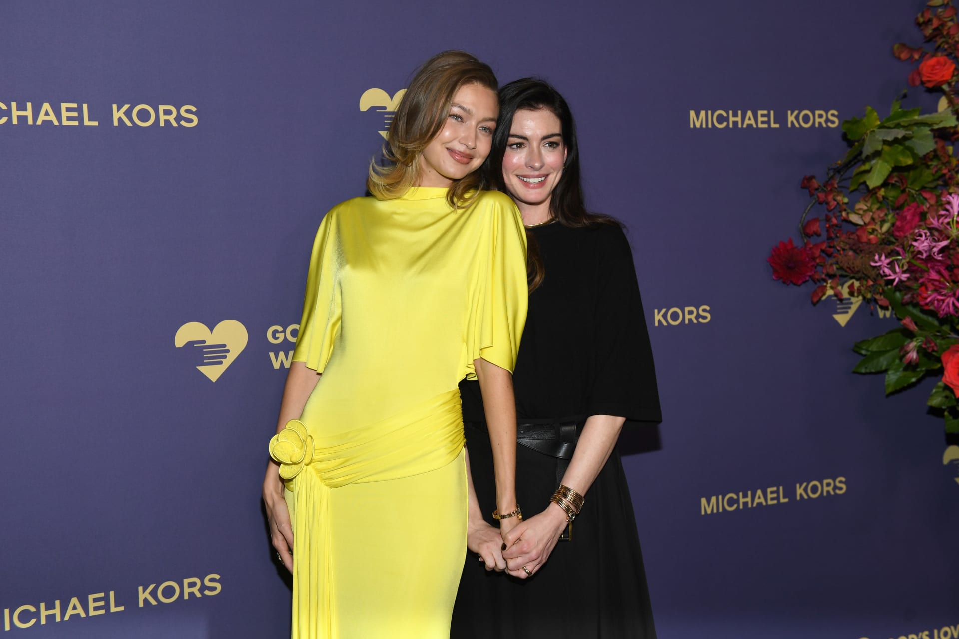 عارضة الأزياء جيجي حديد والممثّلة آن هاثاواي خلال الحفل. 