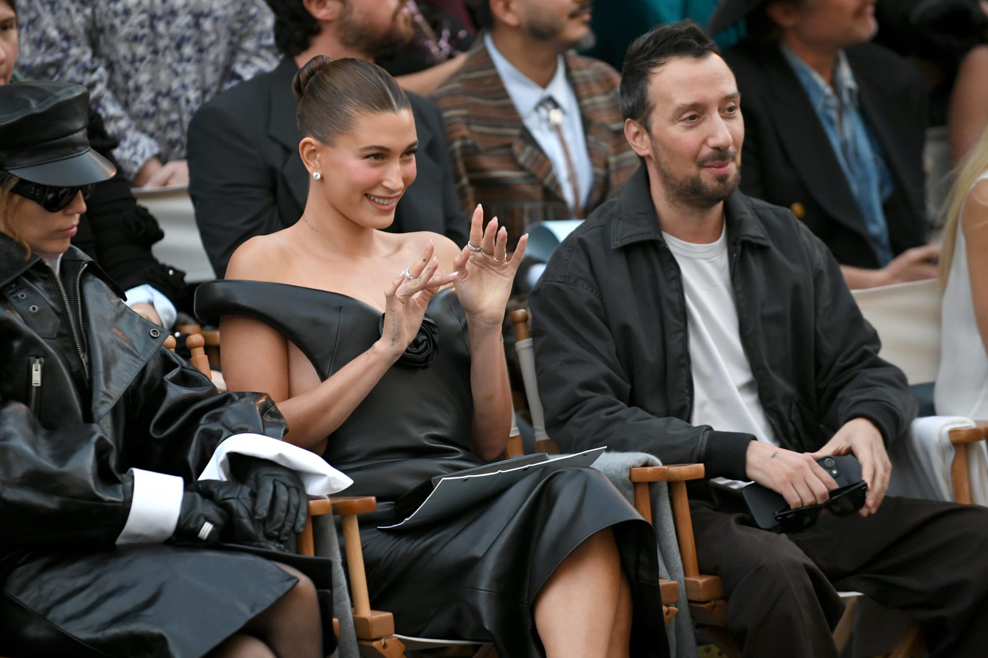 اللون الأسود يطغى على إطلالة النجمات العربيات والعالميات