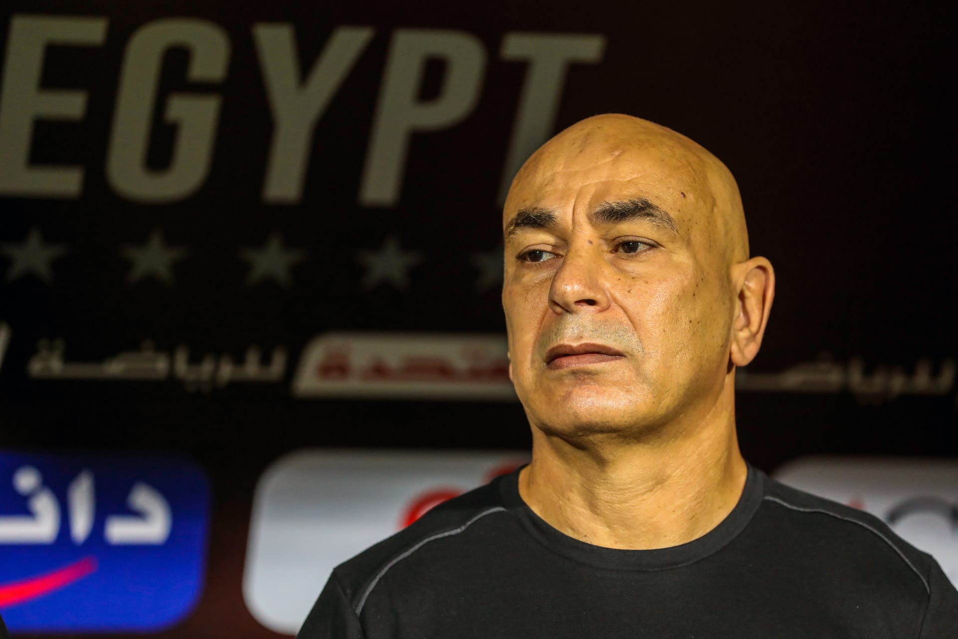 تضعون تمثالاً للمدرب الأجنبي