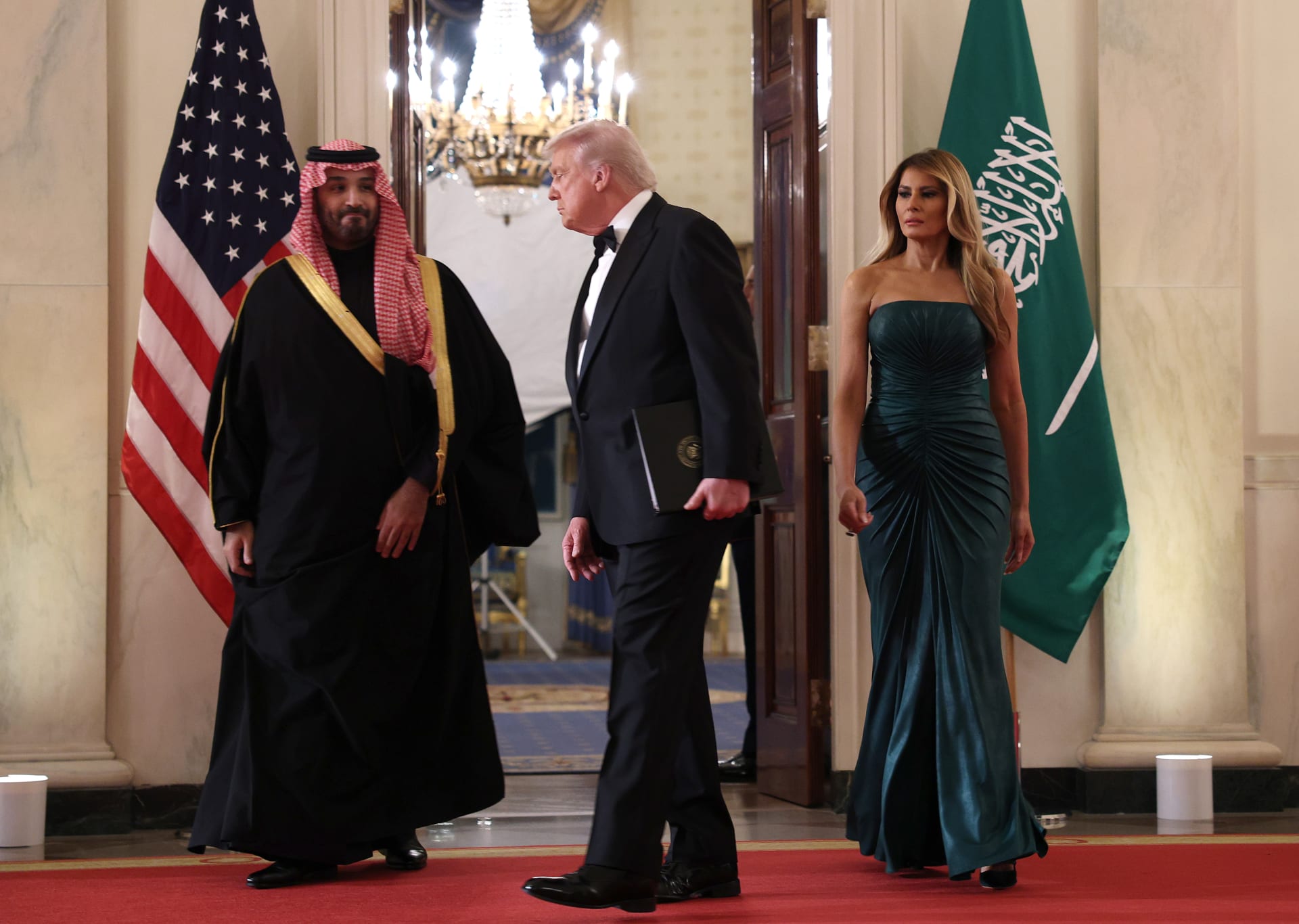 اختارت ميلانيا ترامب الفستان من مجموعة الألبسة الجاهزة لإيلي صعب لما قبل خريف 2025، 