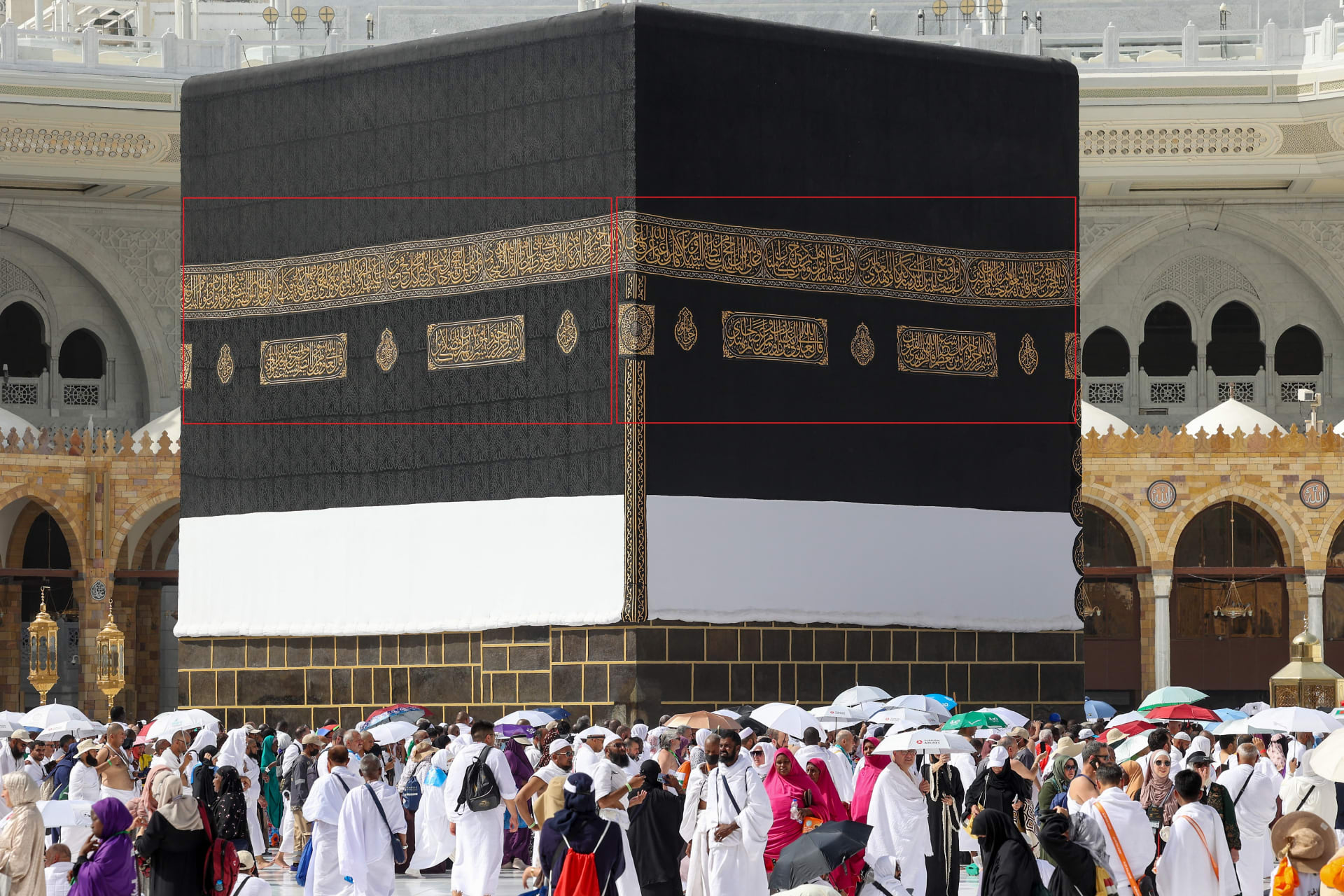 فيديو منتشر لـ رجل يحمل زوجته المريضة في الحرم المكي .. ما صحته؟