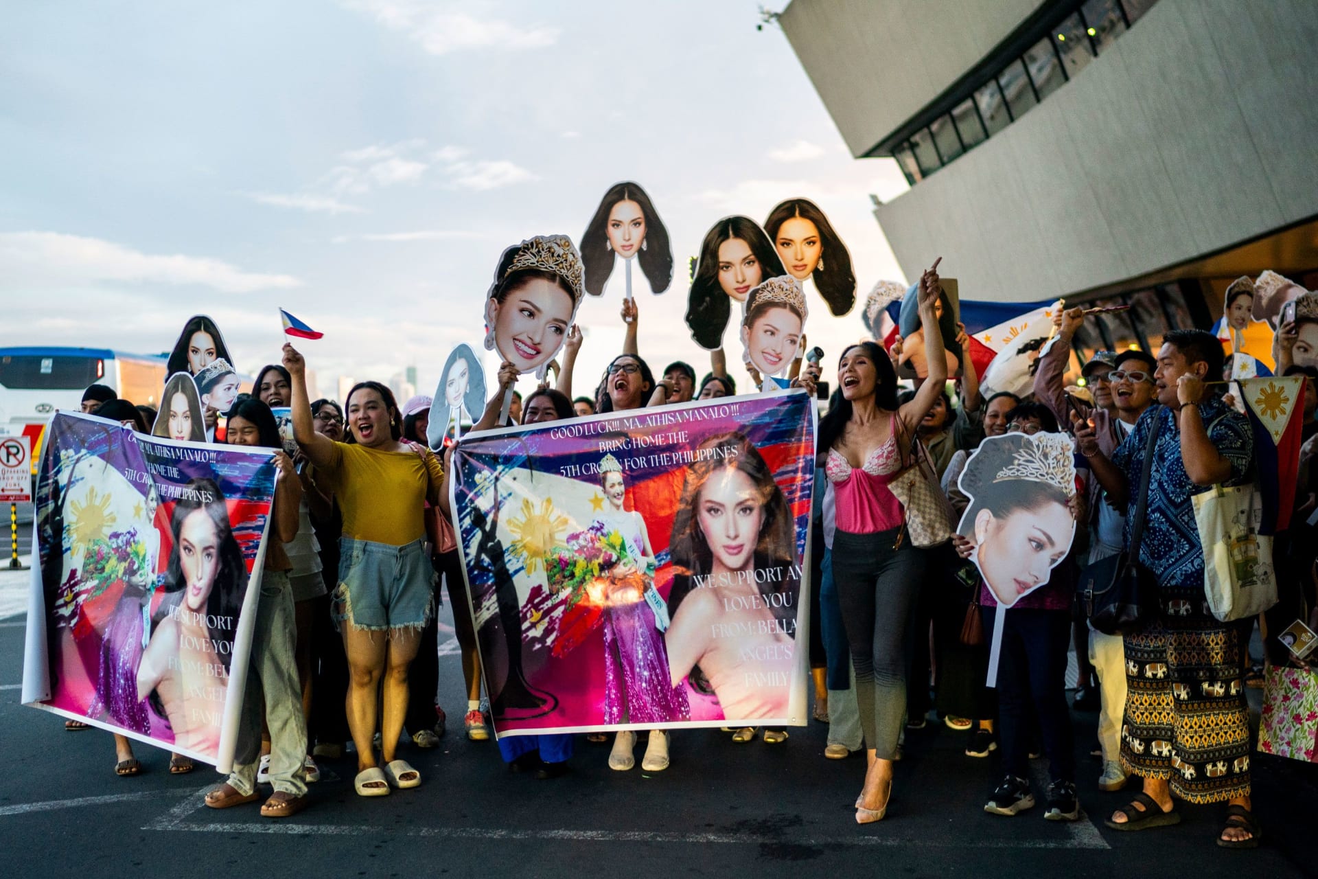 معجبون يودعون مانالو في المطار عند مغادرتها الفلبين للمشاركة في مسابقة ملكة جمال الكون في بانكوك، تايلاند في نوفمبر.