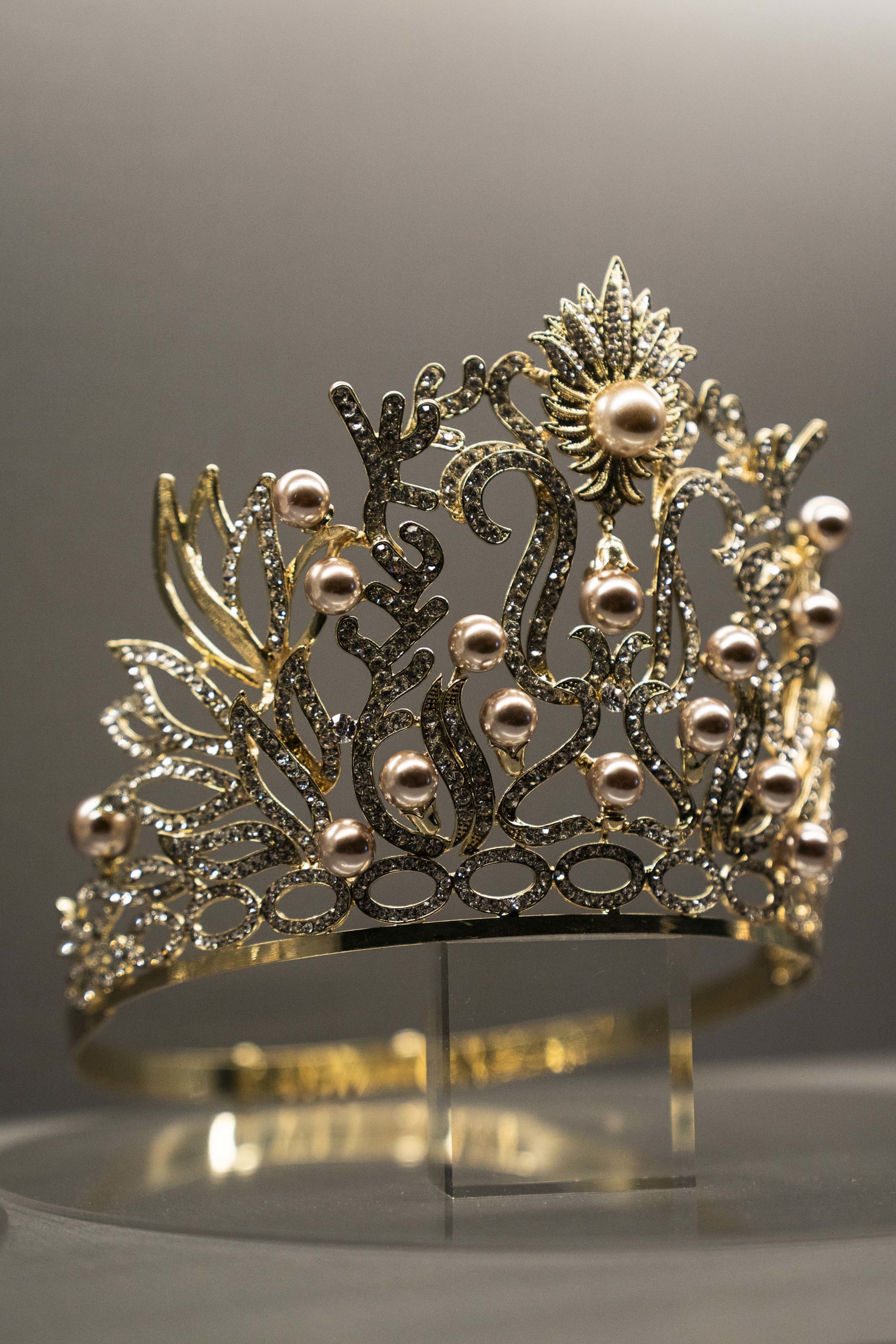 نسخة طبق الأصل من تاج ملكة جمال الكون الفلبينية ضمن مجموعة تذكارات مسابقات الجمال .