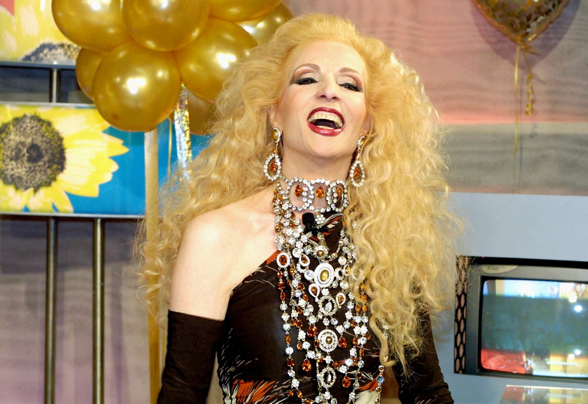 الذكرى الـ11 لرحيل الفنانة اللبنانية صباح..قصص من وراء الكواليس عن فساتينها الأسطورية