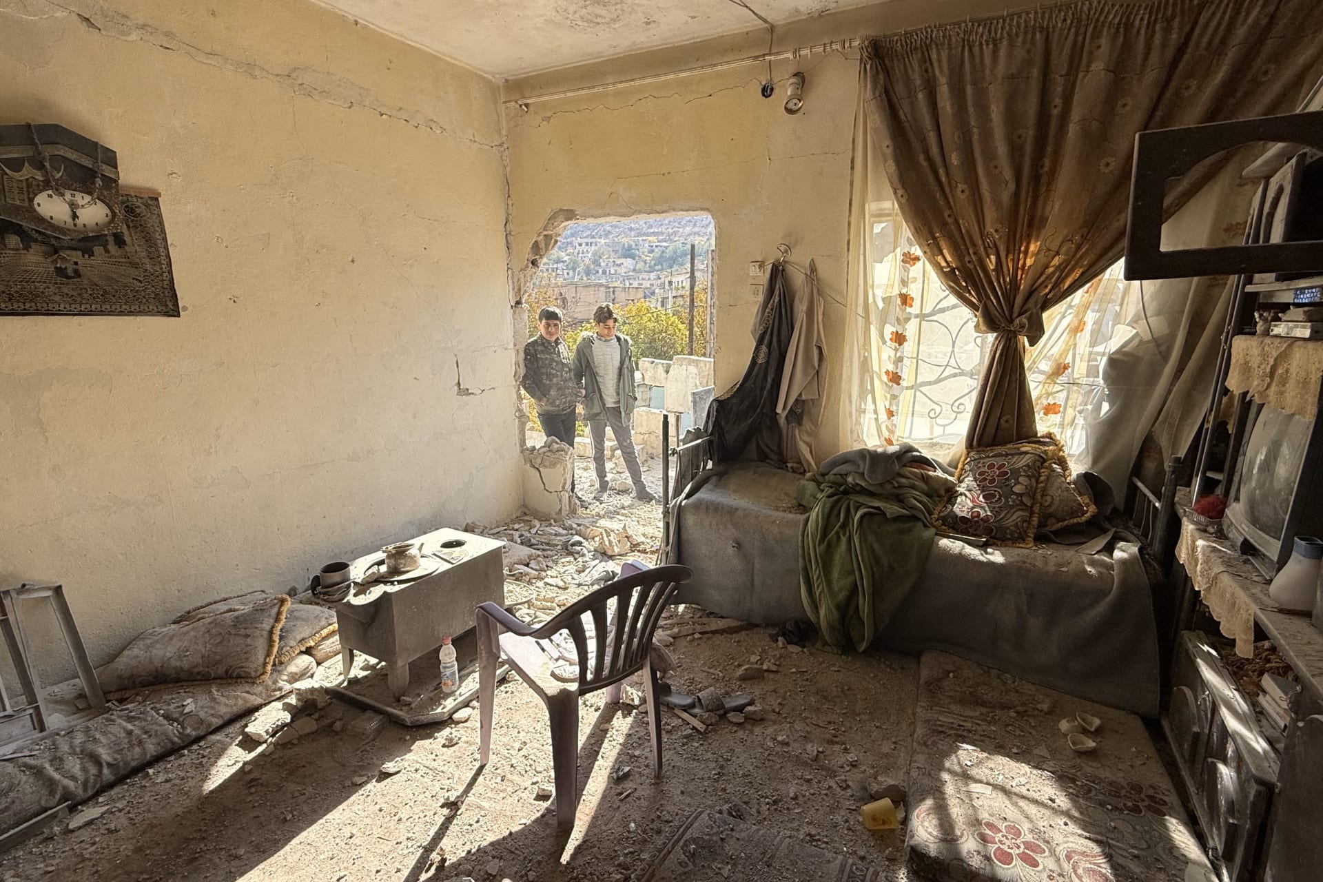 سوريا.. صور همفي محترقة وشظايا بعد عملية بيت جن بريف دمشق والجامعة العربية تعقب ببيان