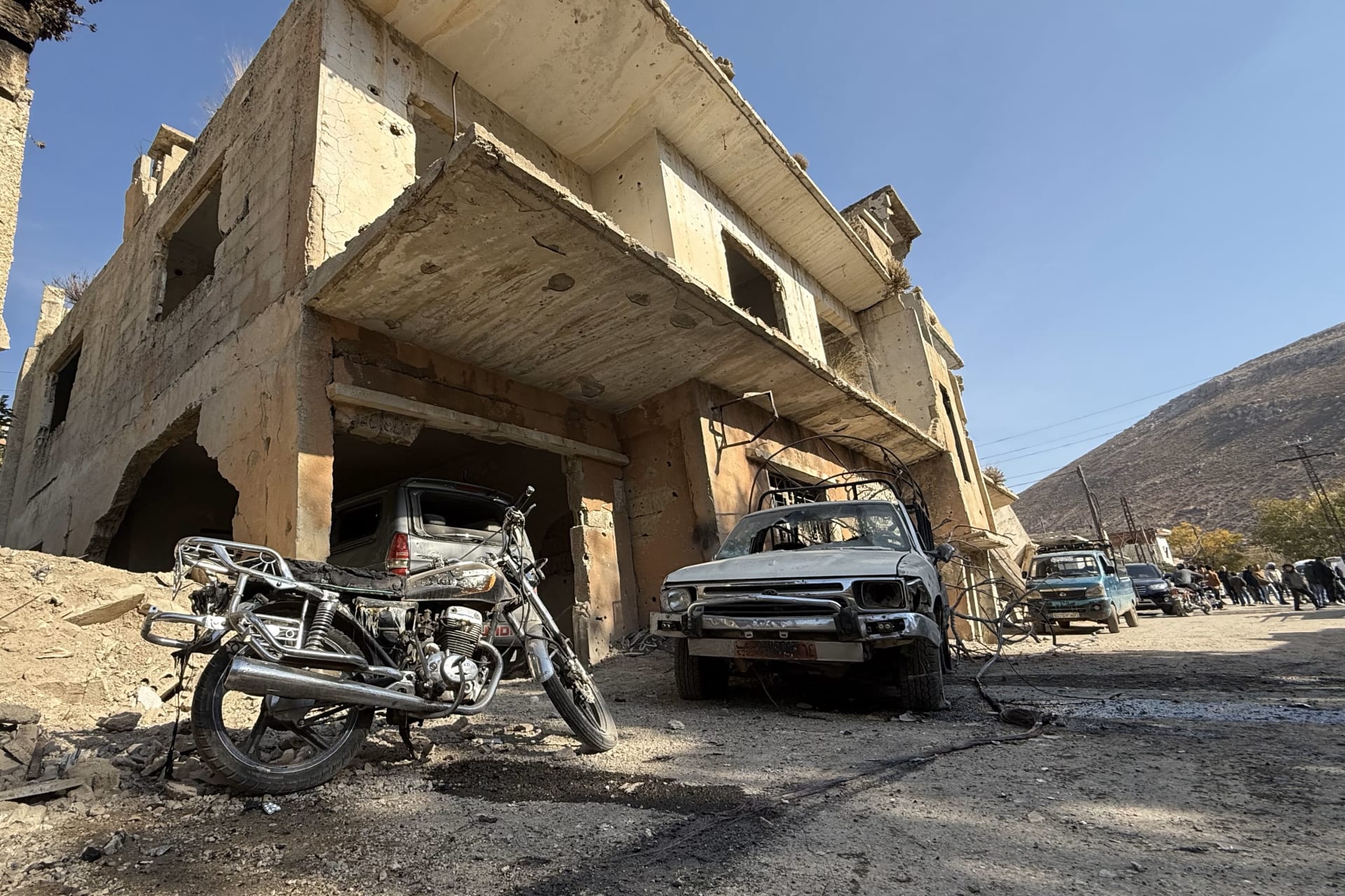 سوريا.. صور همفي محترقة وشظايا بعد عملية بيت جن بريف دمشق والجامعة العربية تعقب ببيان