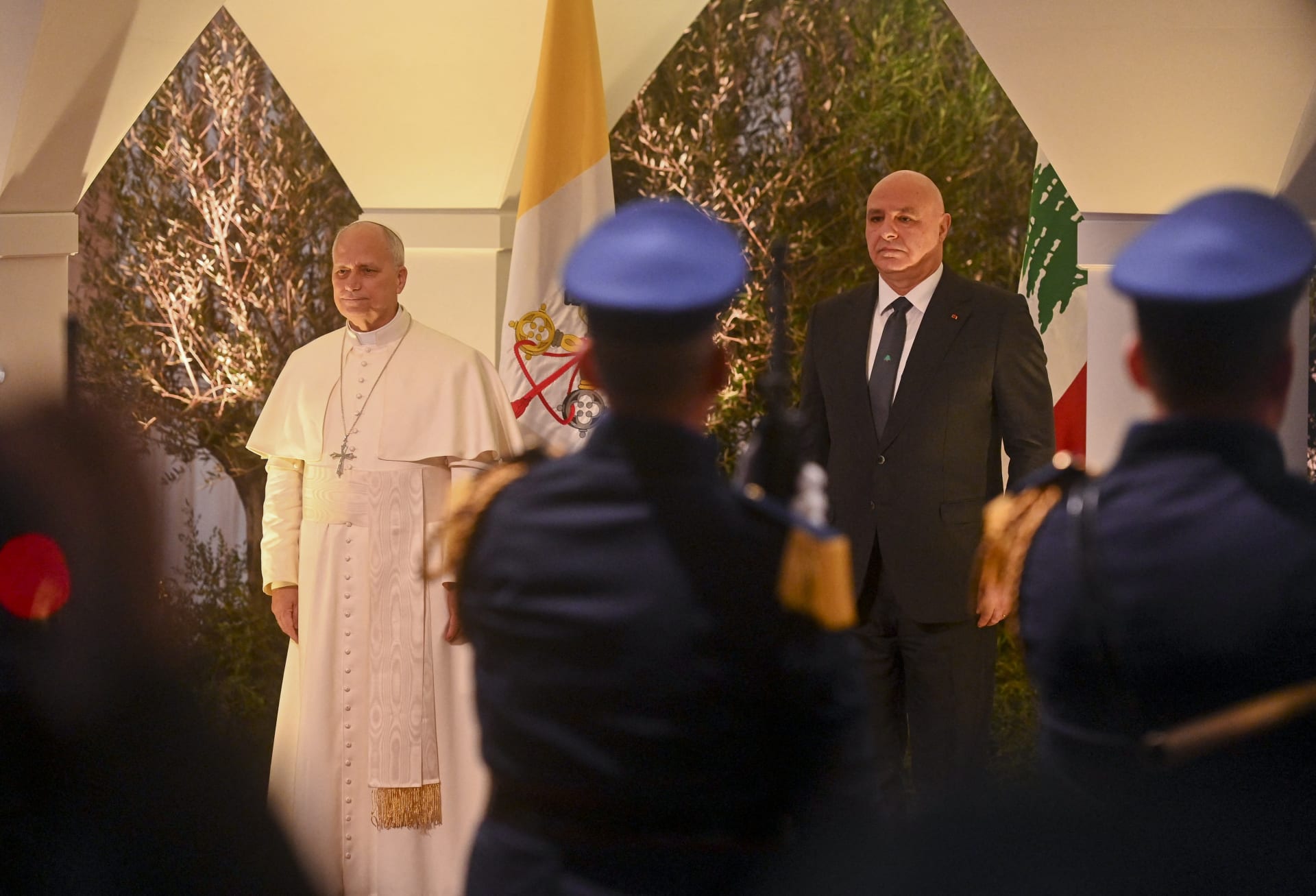 الرئيس اللبناني خلال حفل استقباله بابا الفاتيكان لدى وصوله إلى مطار بيروت الدولي