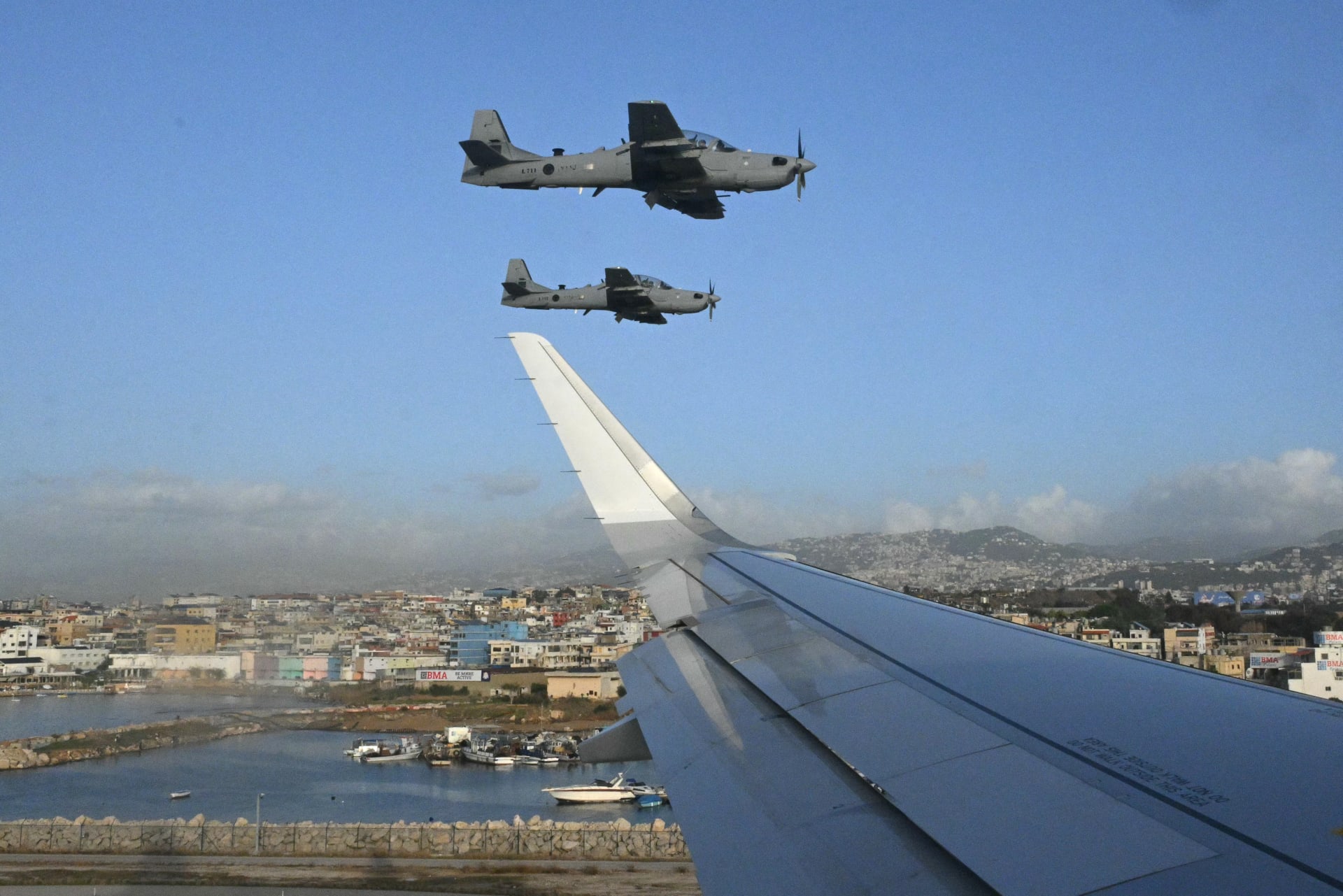 دخول طائرة البابا الأجواء اللبنانية رافقها سرب من سلاح الجو اللبناني