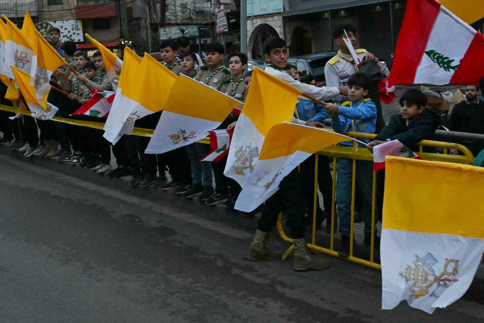  تراب وخبز وملح .. ترحيب لبناني واسع بزيارة بابا الفاتيكان الأولى وأبرز اللقطات