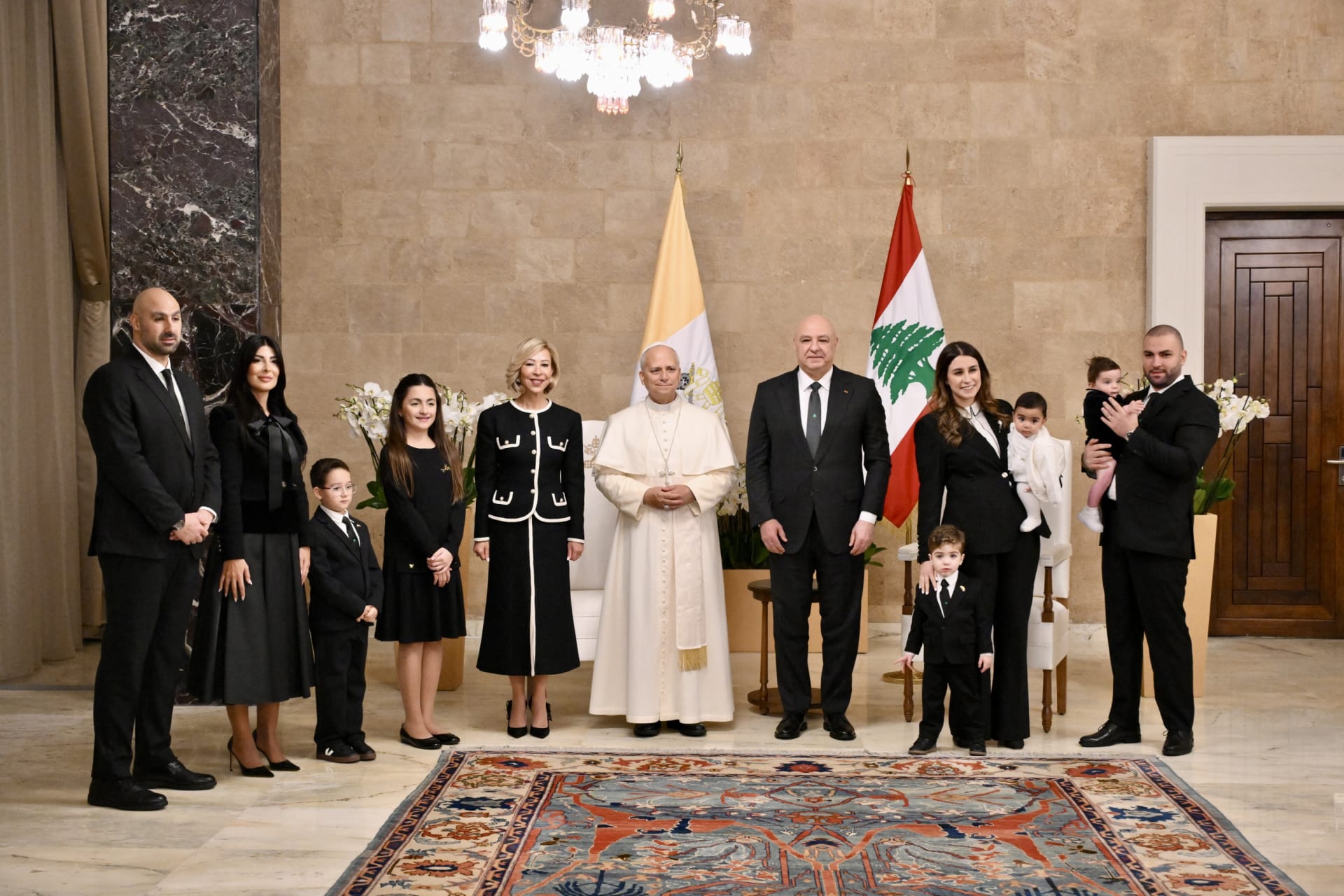 البابا يلتقي الرئيس اللبناني جوزاف عون وزوجته نعمت عون وأفراد العائلة في القصر الرئاسي في بعبدا