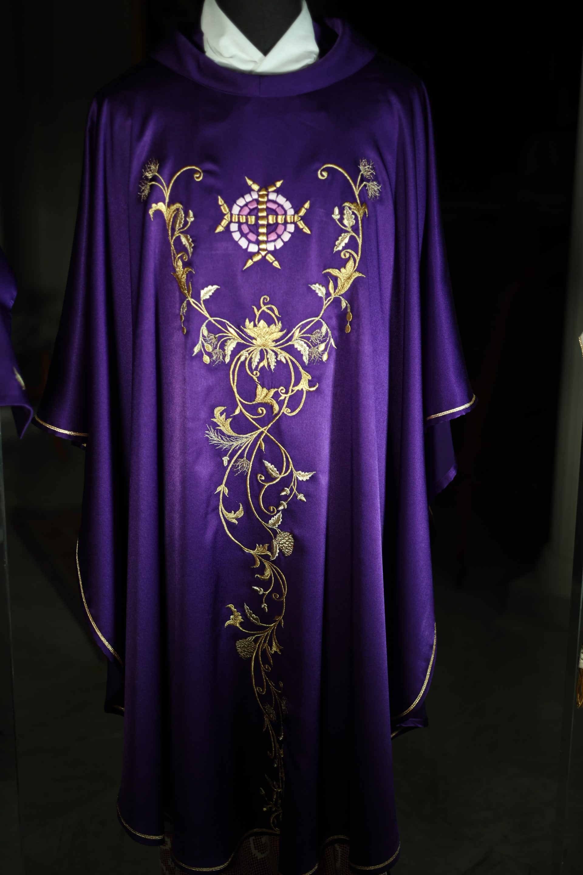 رموز مطرزة بالروحانية..تفاصيل أزياء البابا لاون الرابع عشر في لبنان