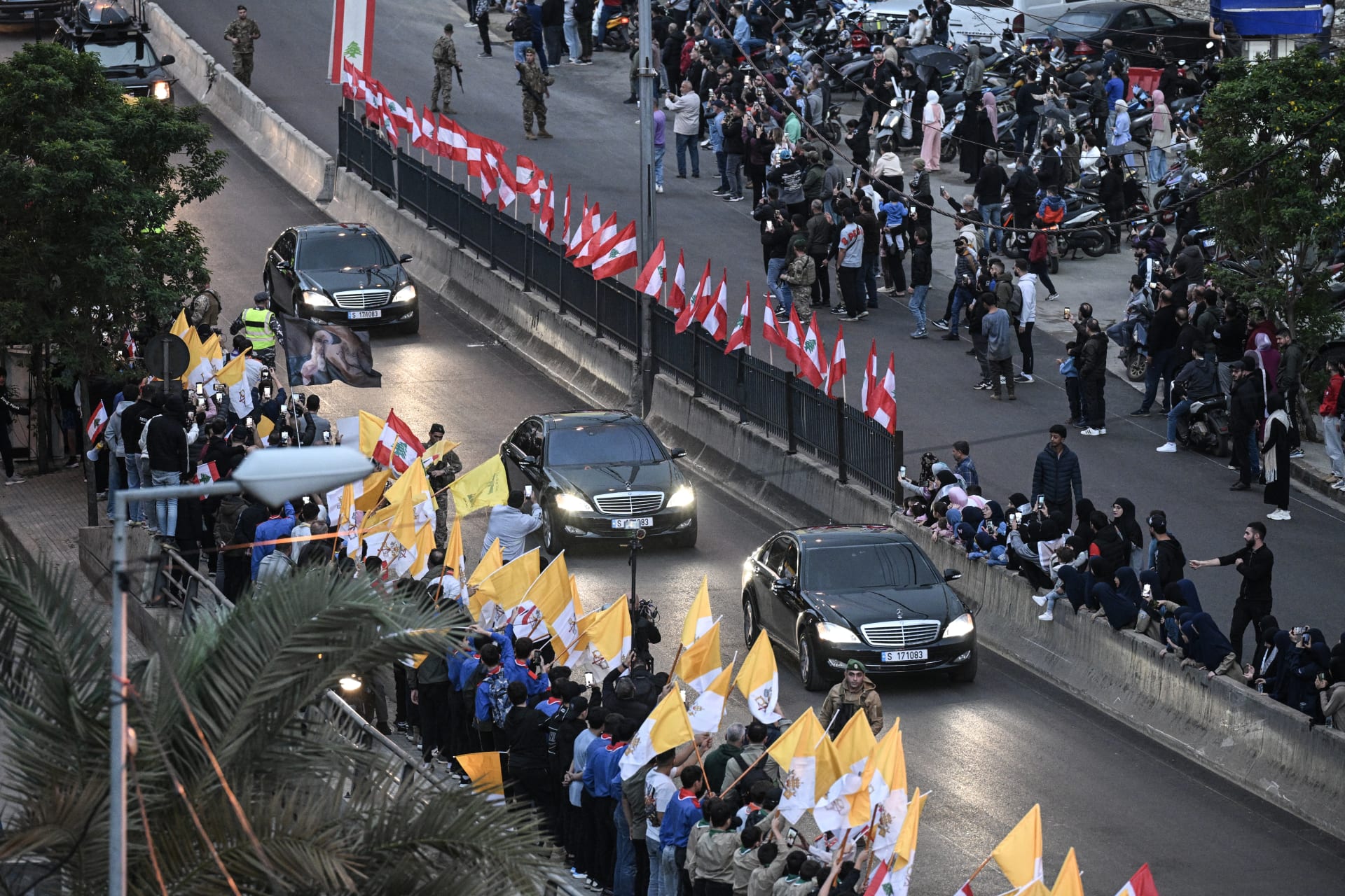 حشود تصطف ترحيبا ببابا الفاتيكان في بيروت