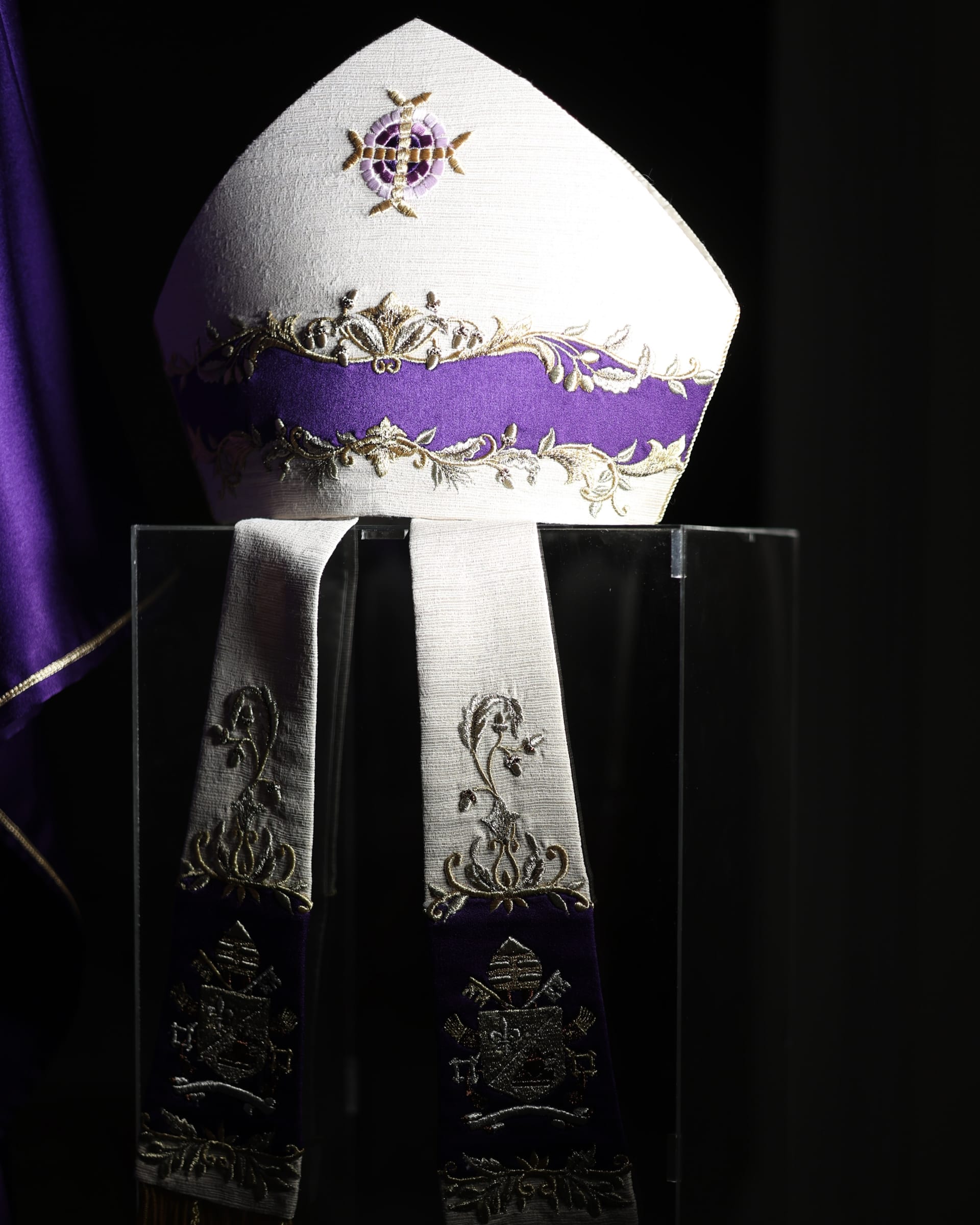 رموز مطرزة بالروحانية..تفاصيل أزياء البابا لاون الرابع عشر في لبنان