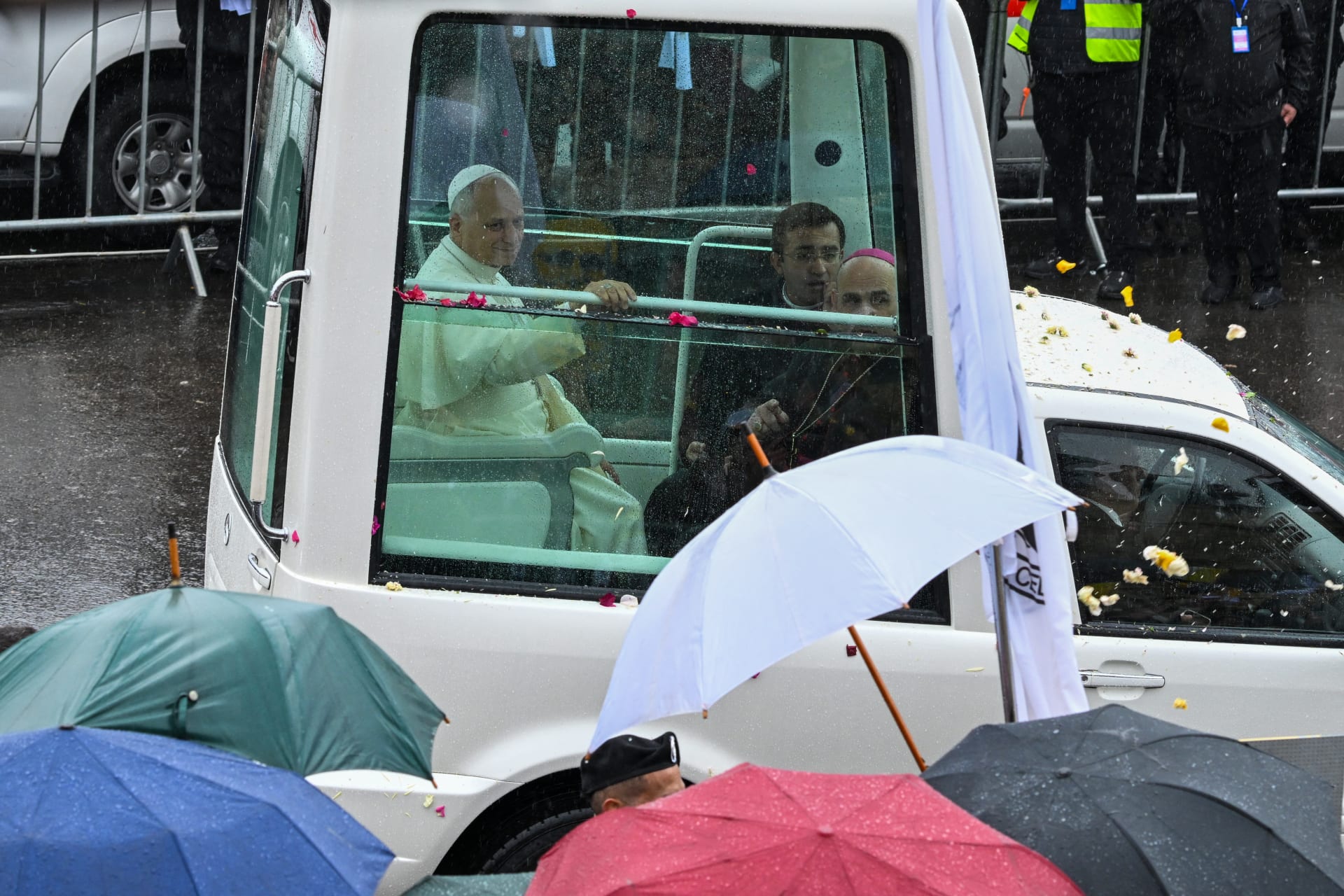  وصول البابا لاوُن الرابع عشر بسيارته البابوية إلى ضريح القديس شربل مخلوف في عنايا، شمال بيروت، في الأول من ديسمبر/كانون الأول 2025.