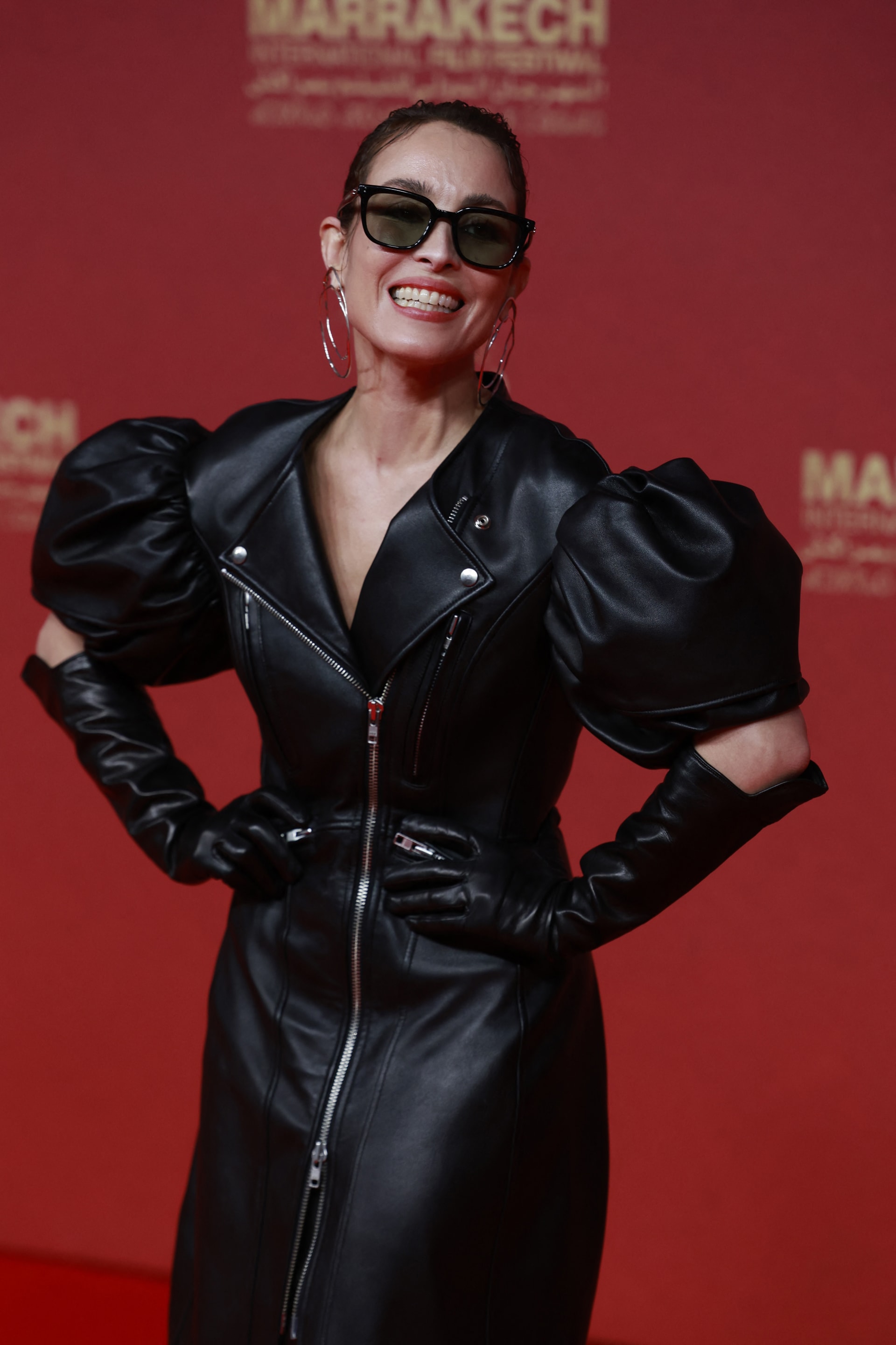 من هوليوود إلى العالم العربي.. الجلد الأسود يتربع على عرش صيحات الموضة