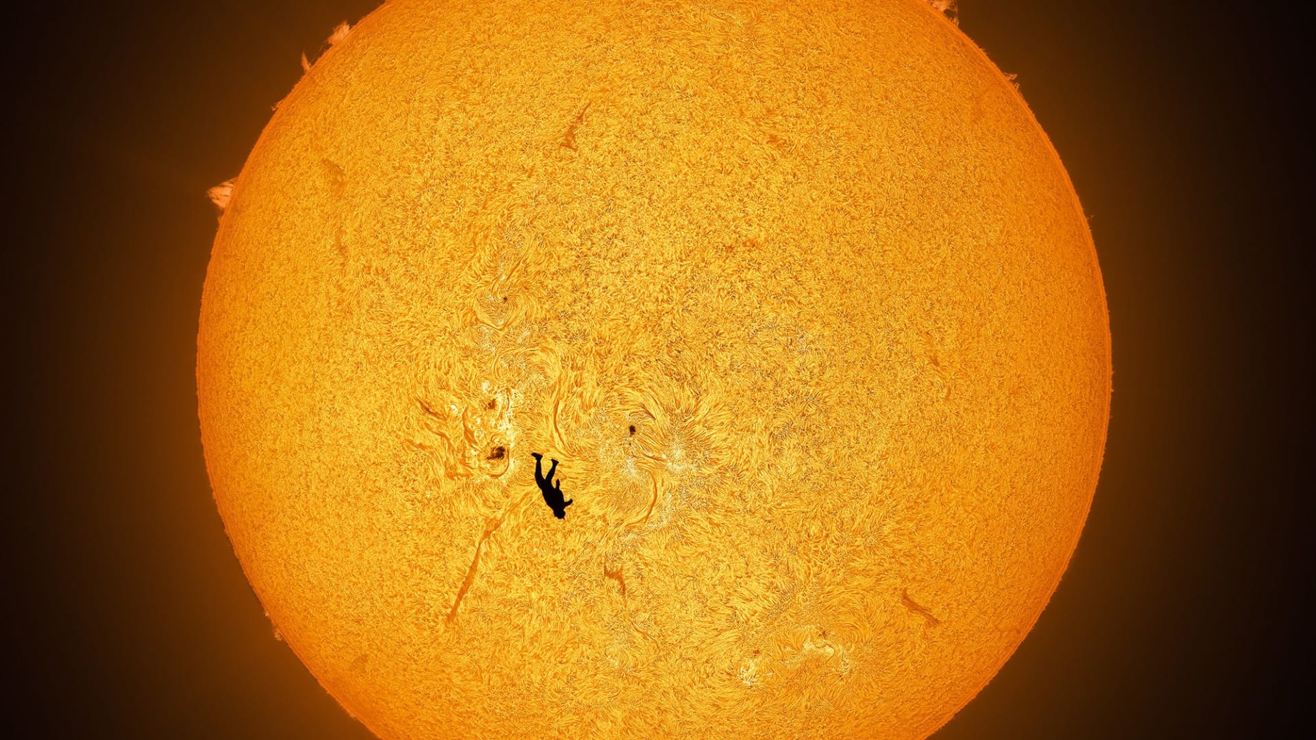 "سقوط إيكاروس".. ما السر وراء هذه اللقطة الأسطورية لرجل يتوسّط قرص الشمس؟