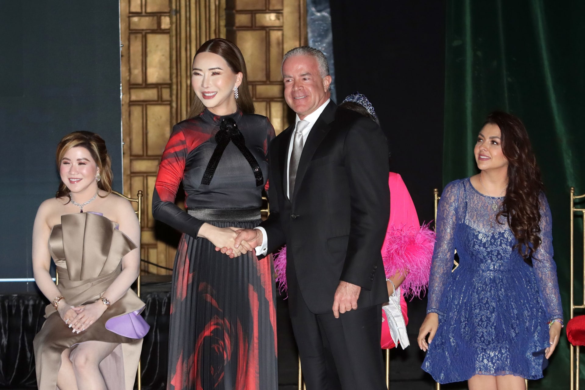 صورة لمالكي مسابقة ملكة جمال الكون، آن جاكافونغ وراؤول روشا كانتو، خلال مؤتمر صحفي قبل مسابقة العام الماضي، في 23 يناير 2024، بمدينة مكسيكو.