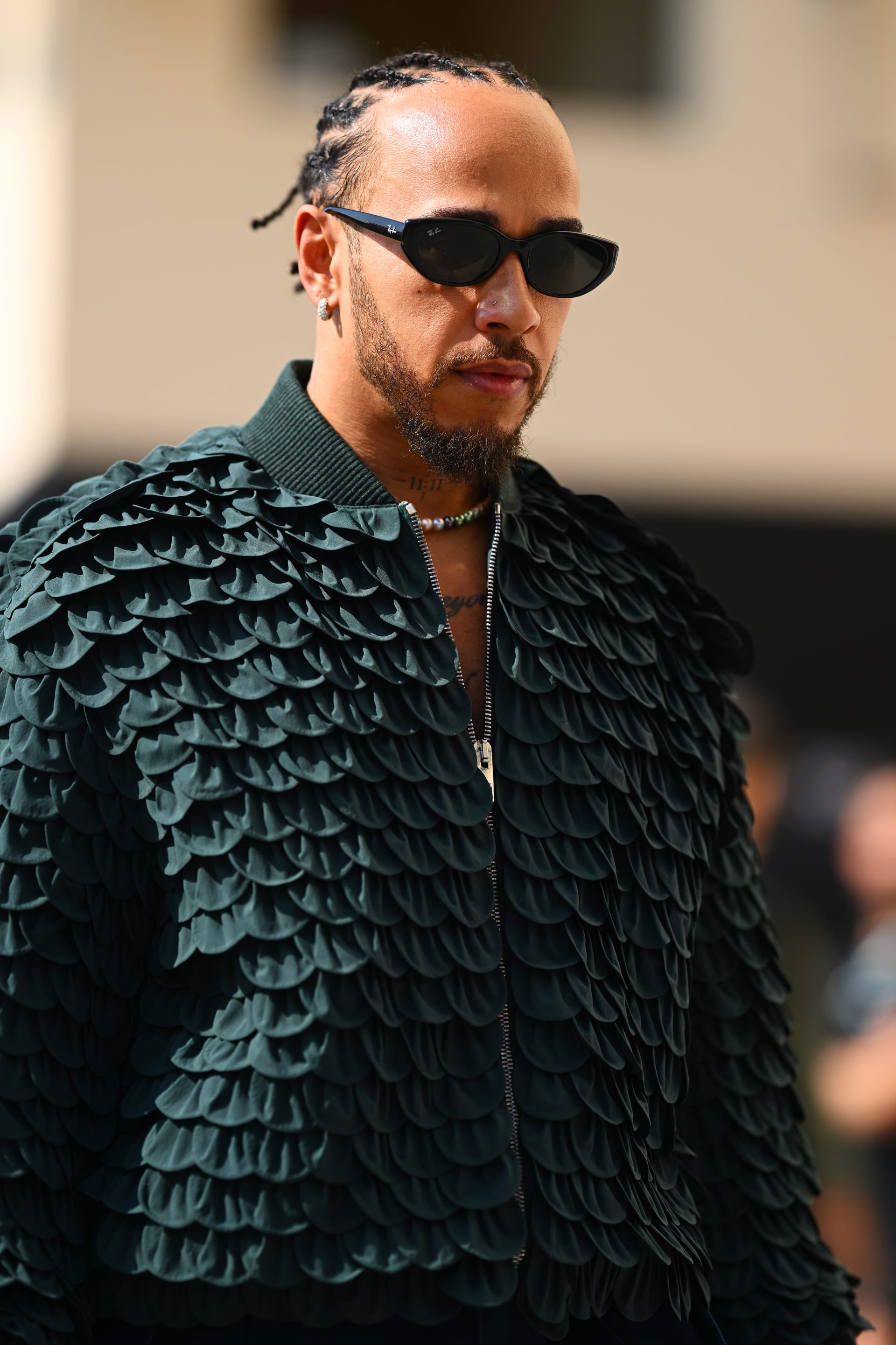 لويس هاميلتون يسرق الأنظار بإطلالاته في سباق الفورمولا 1 في أبوظبي