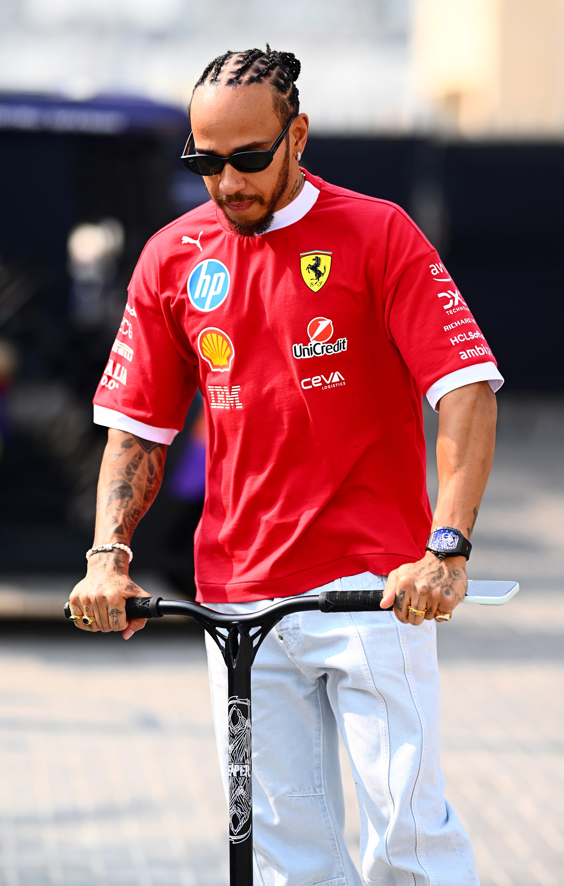 لويس هاميلتون يسرق الأنظار بإطلالاته في سباق الفورمولا 1 في أبوظبي