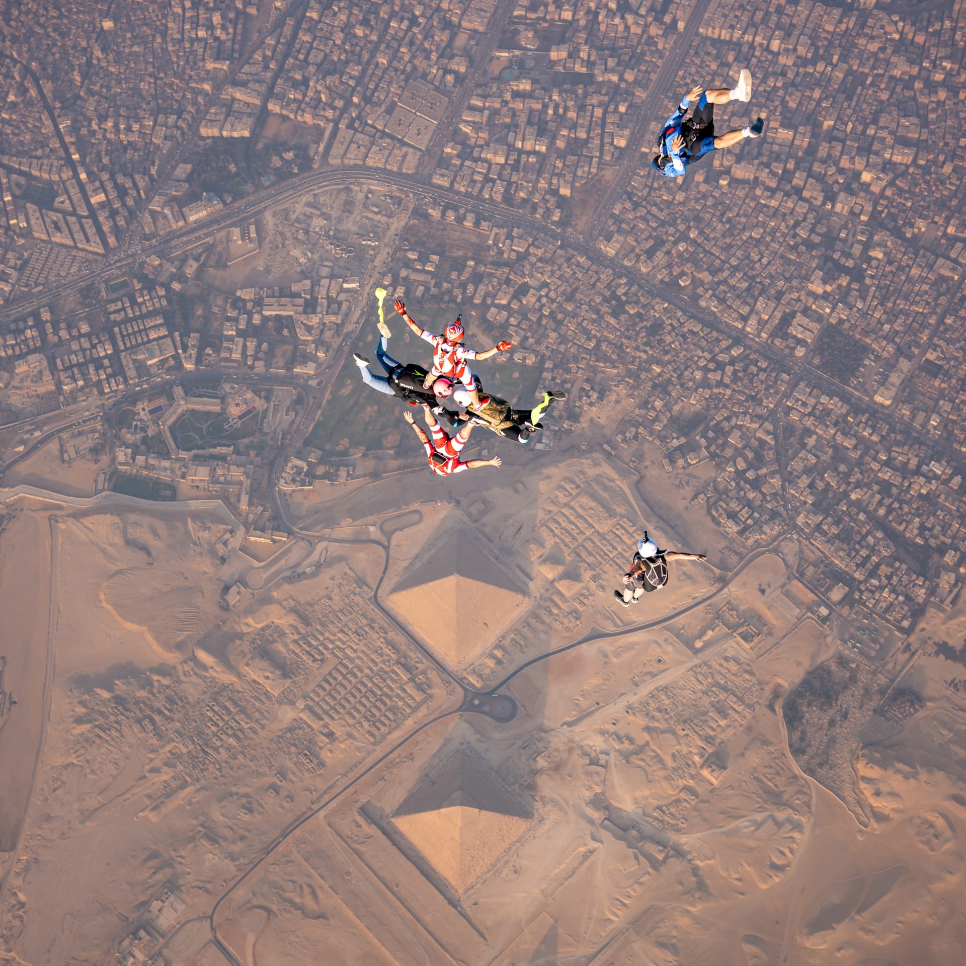  اقفز مثل الفرعون ..تجربة سقوط حر على ارتفاع آلاف الأقدام فوق أهرامات مصر