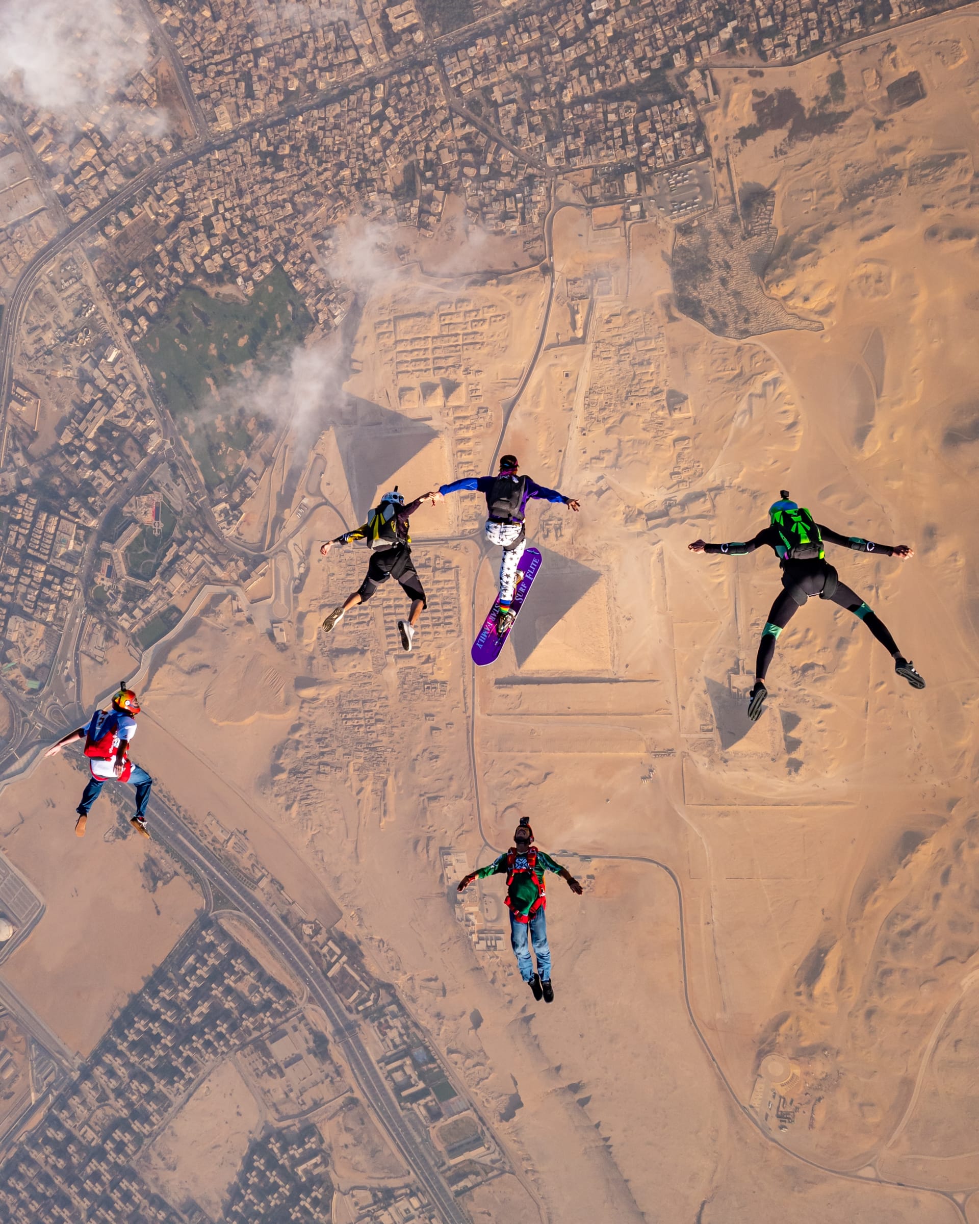  اقفز مثل الفرعون ..تجربة سقوط حر على ارتفاع آلاف الأقدام فوق أهرامات مصر