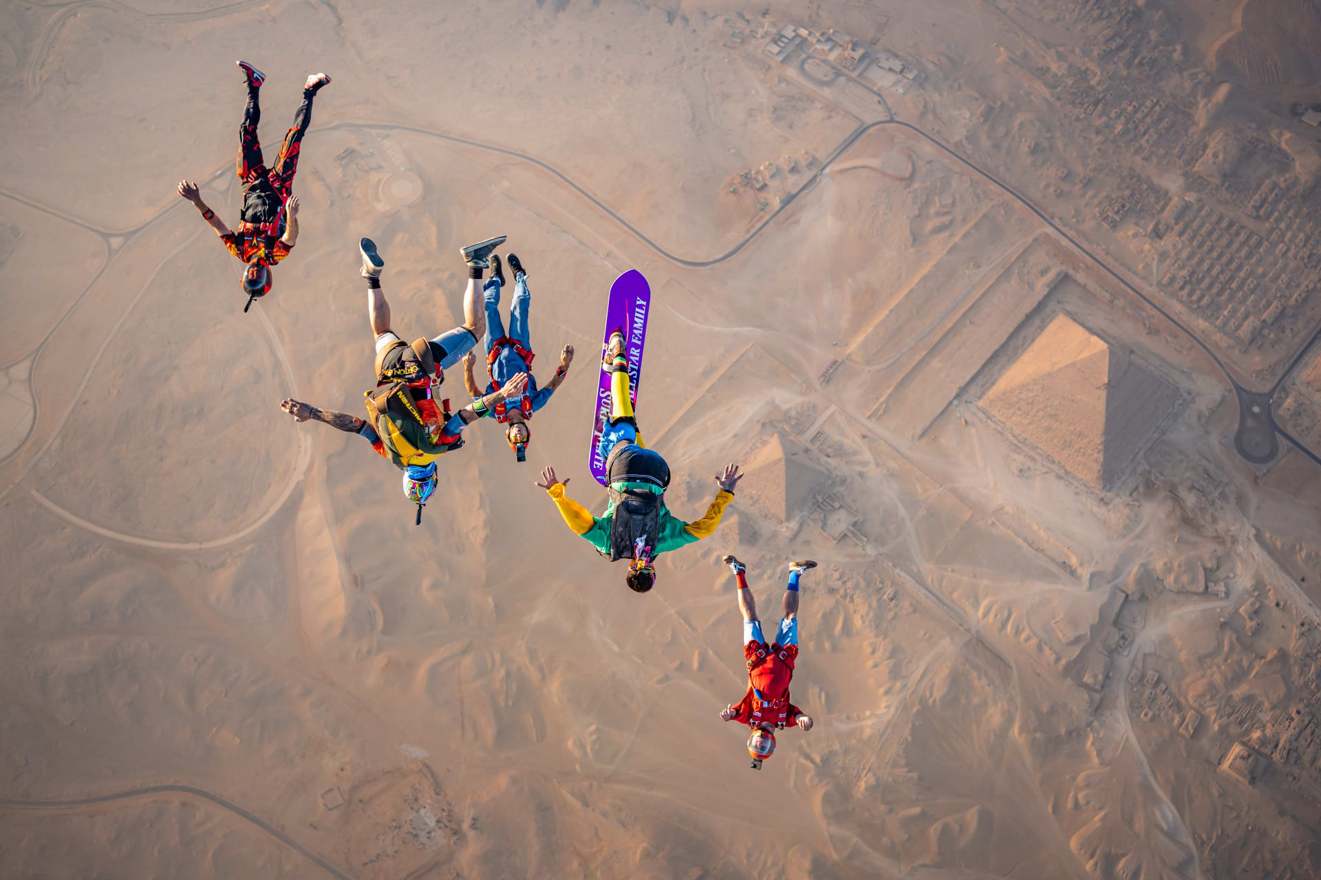  اقفز مثل الفرعون ..تجربة سقوط حر على ارتفاع آلاف الأقدام فوق أهرامات مصر