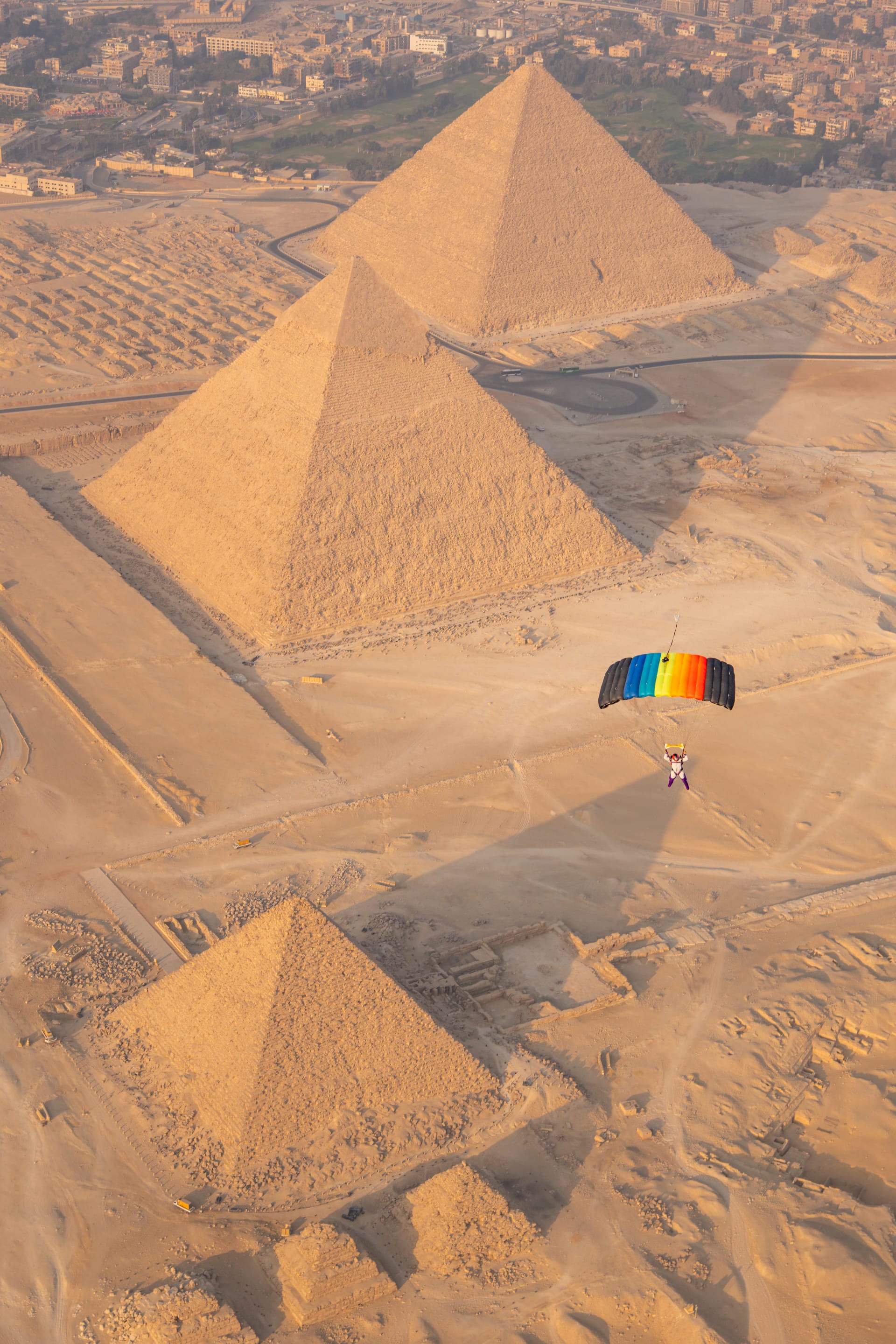  اقفز مثل الفرعون ..تجربة سقوط حر على ارتفاع آلاف الأقدام فوق أهرامات مصر