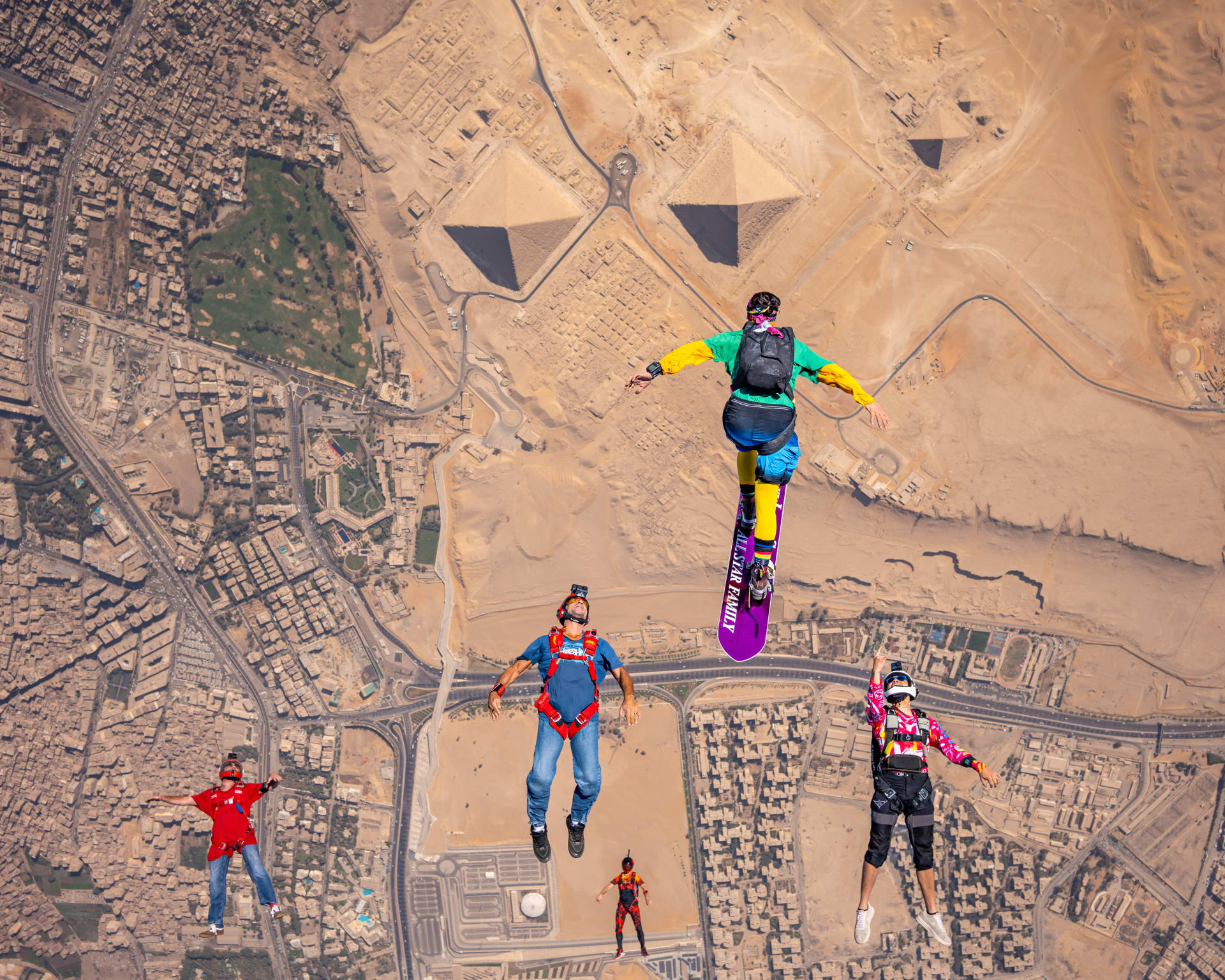  اقفز مثل الفرعون ..تجربة سقوط حر على ارتفاع آلاف الأقدام فوق أهرامات مصر