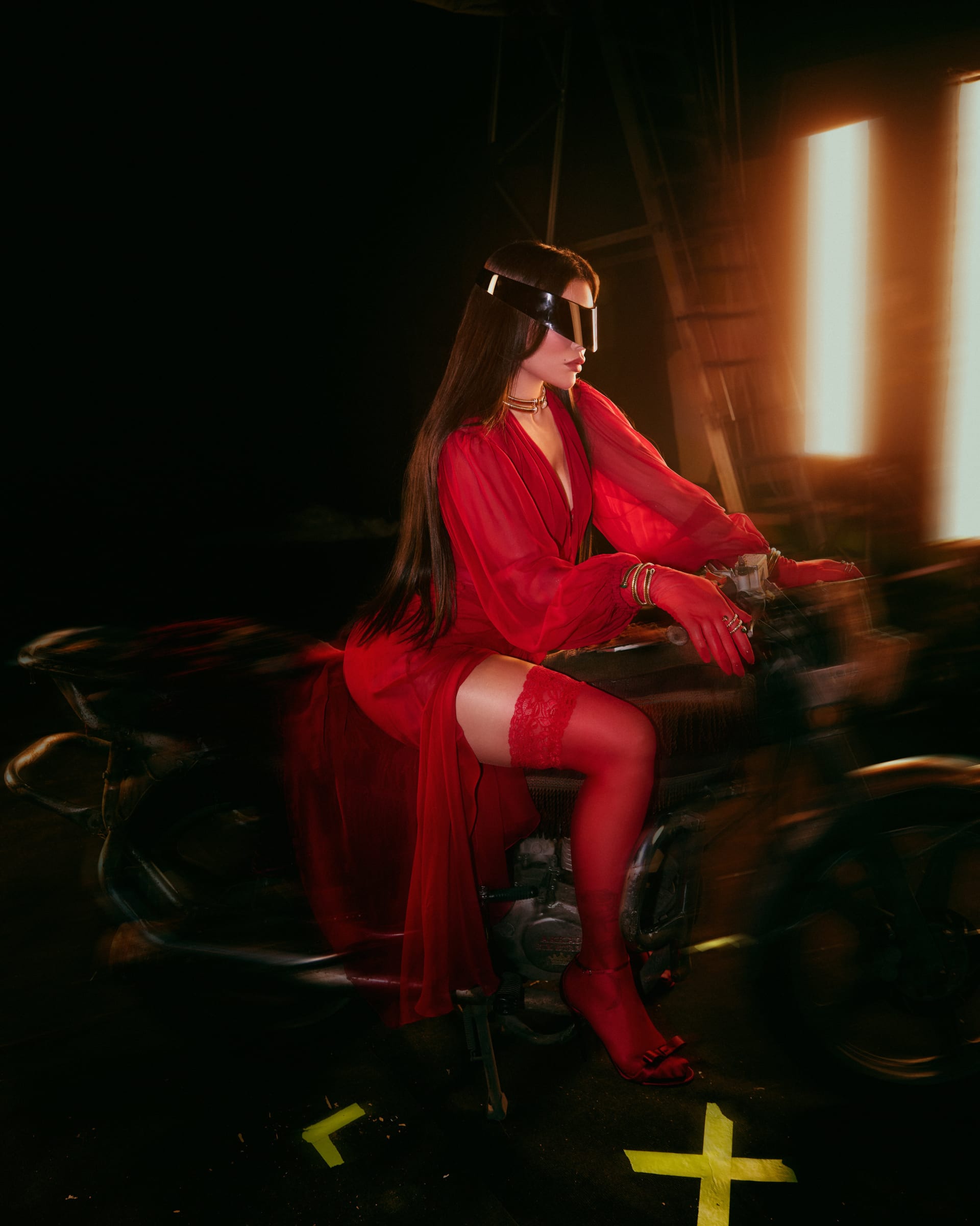 تناسب اللون الأحمر مع الثقة والجرأة بحسب منسّق الأزياء سيدريك حداد.