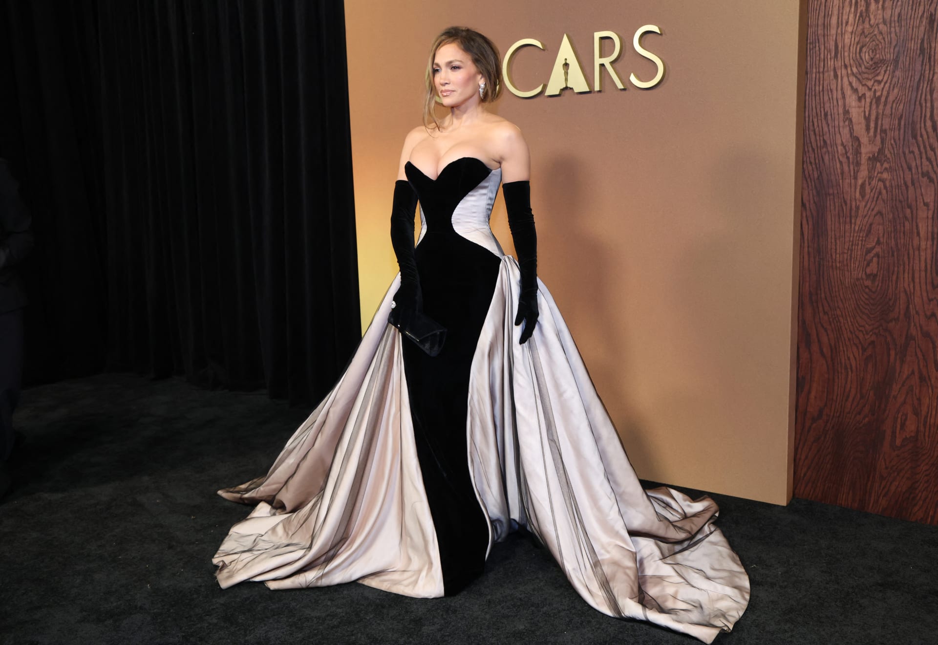 جنيفر لوبيز تتألّق حفل Governors Awards السادس عشر في قاعة راي دولبي داخل Ovation Hollywood في لوس أنجلوس، بتاريخ 16 نوفمبر 2025.