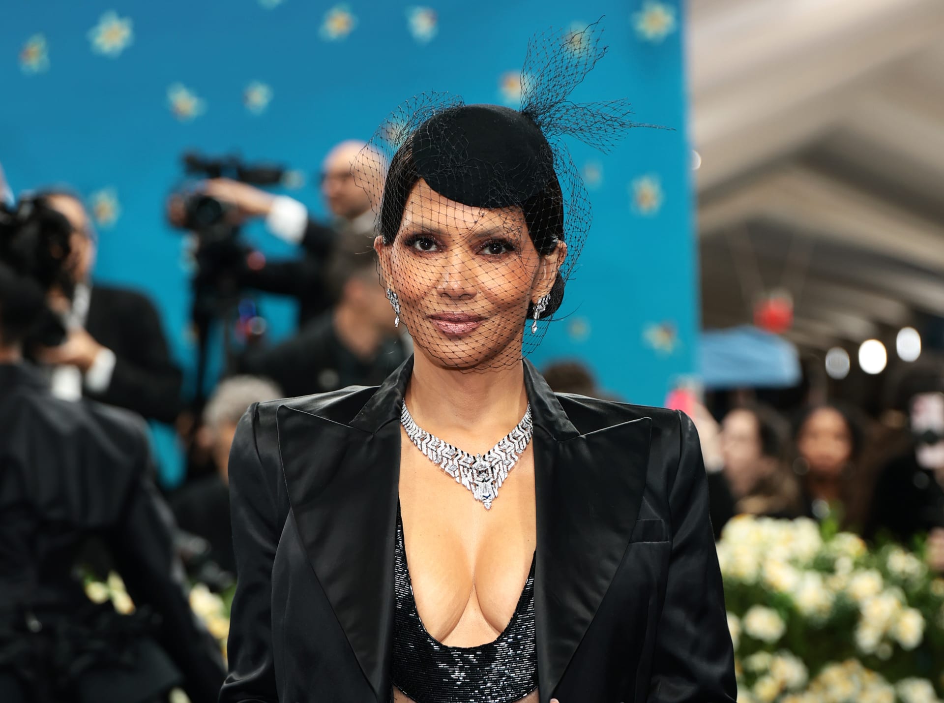 الممثّلة الأمريكيّة هالي بيري في حفل "ميت غالا" 2025.