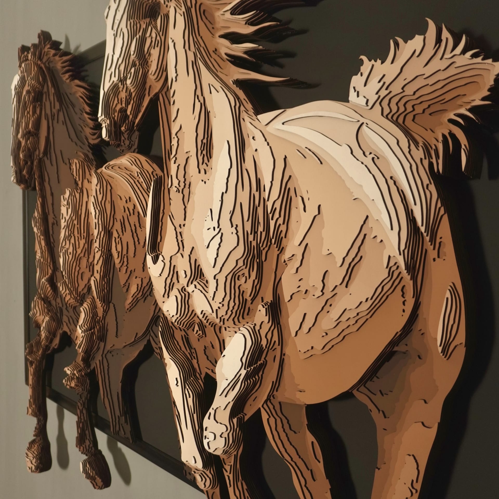 منتظر الحكيم.. فنان عراقي يحول صفحات الكتب إلى لوحات نابضة بالحياة