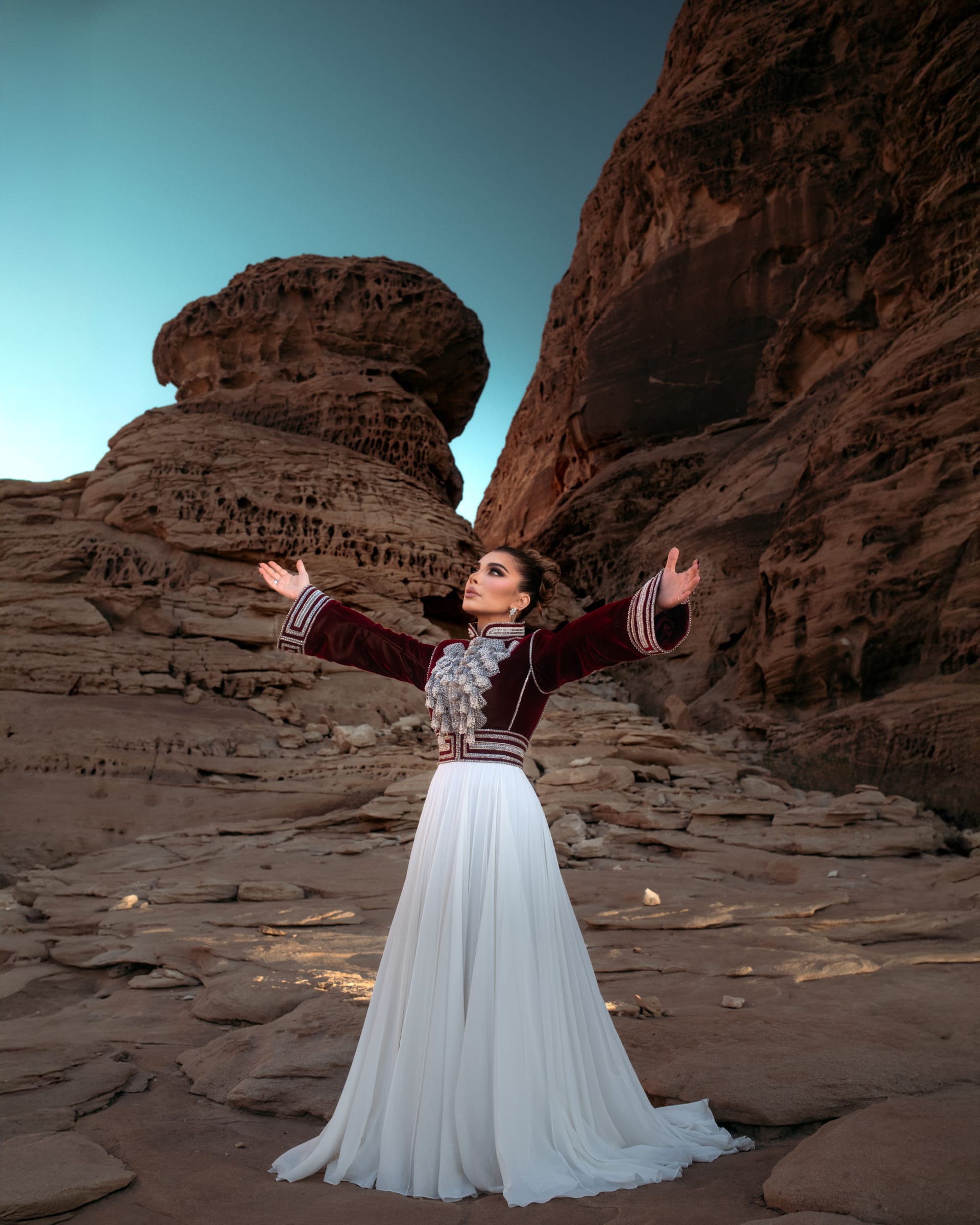 أناقة الاحتفال.. إطلالات النجمات العربيات في ليلة رأس السنة