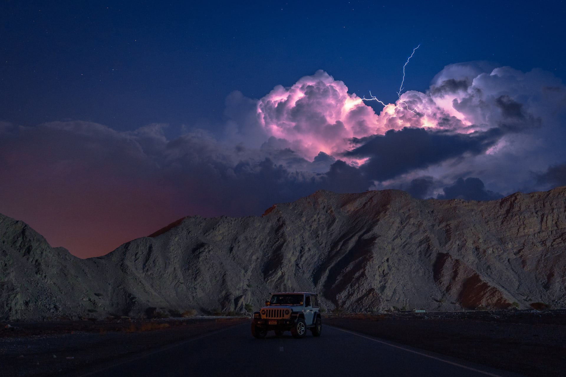 عماني يوثق ظاهرة جوية خاطفة للأنفاس في سماء مسندم