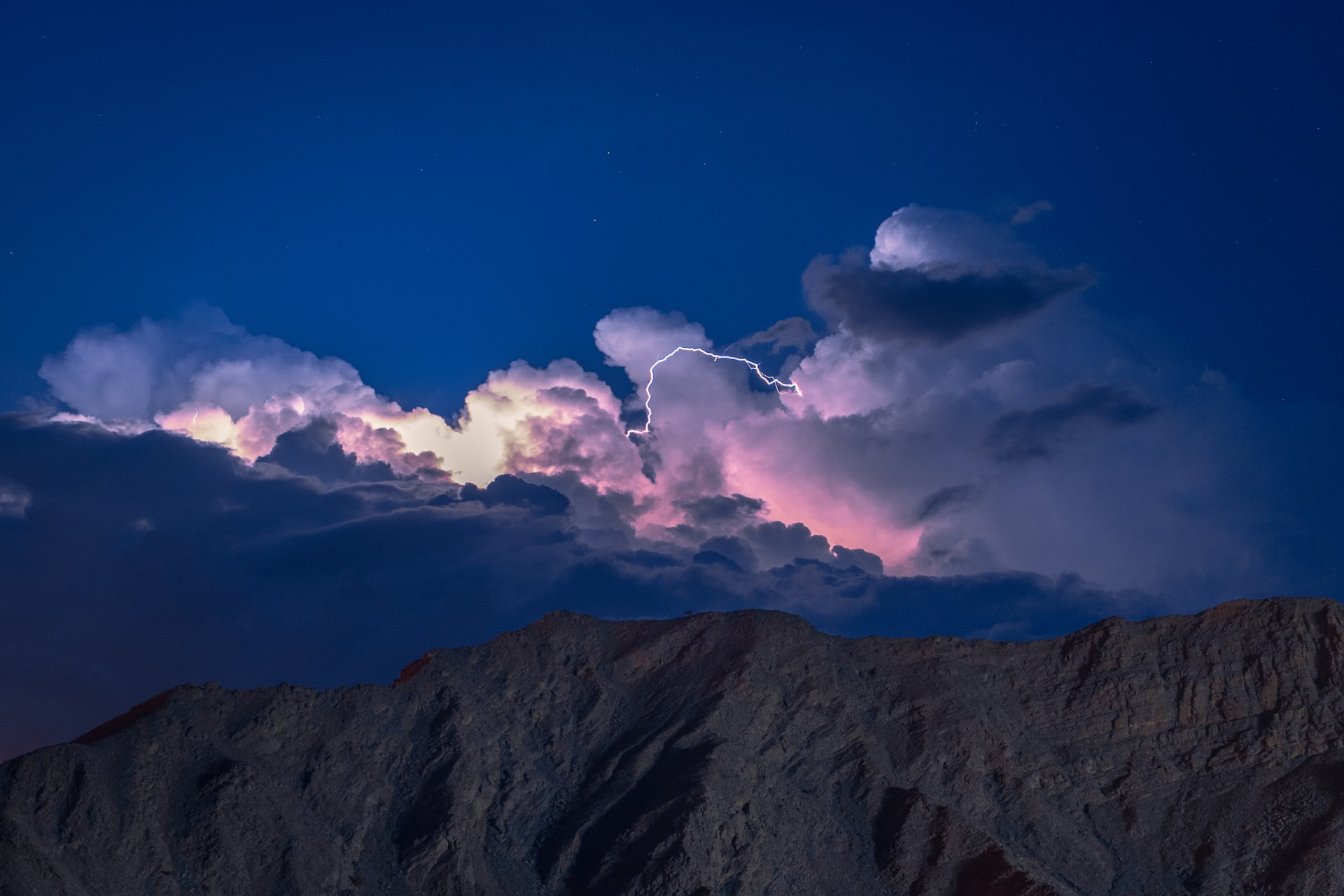 عماني يوثق ظاهرة جوية خاطفة للأنفاس في سماء مسندم