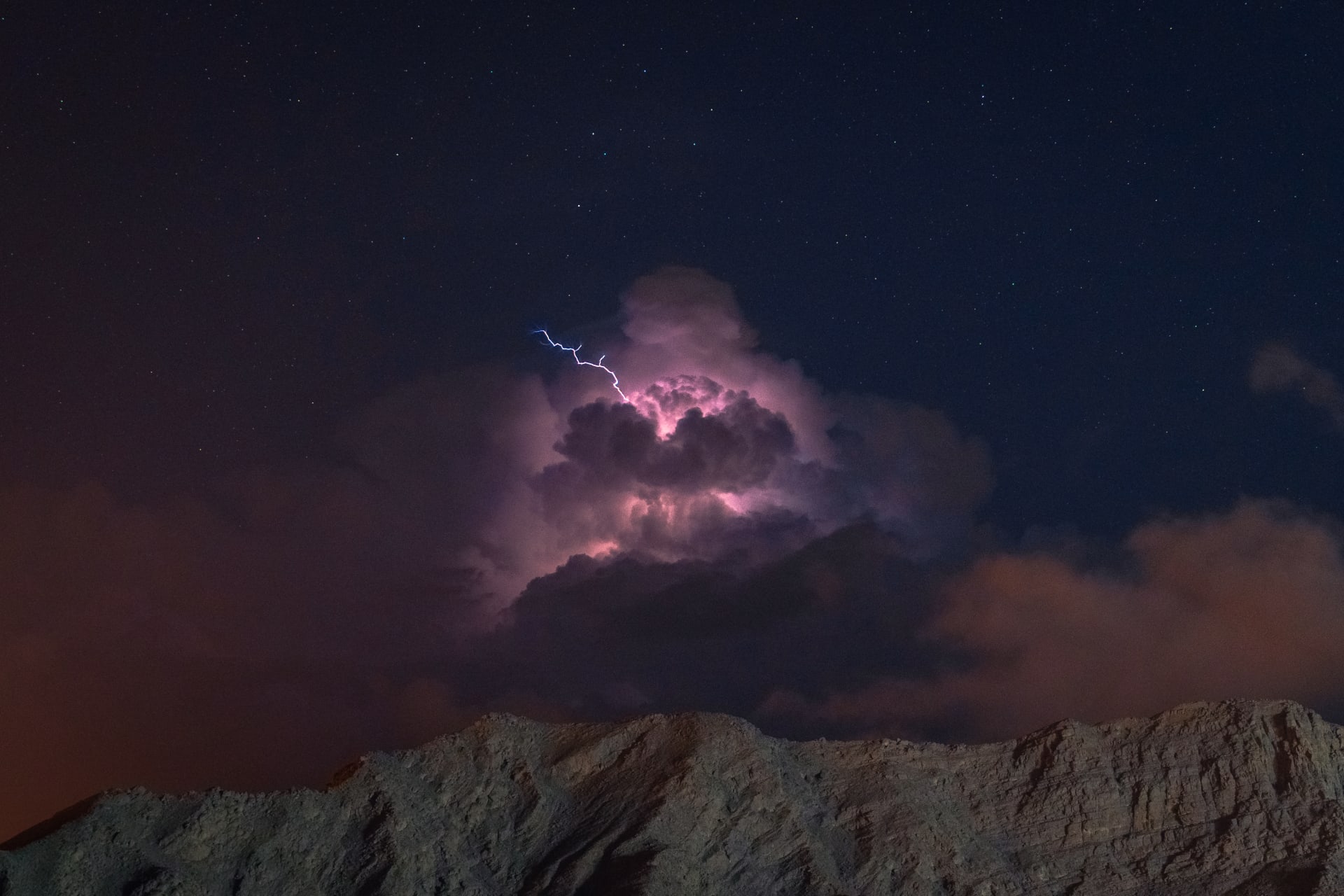 عماني يوثق ظاهرة جوية خاطفة للأنفاس في سماء مسندم