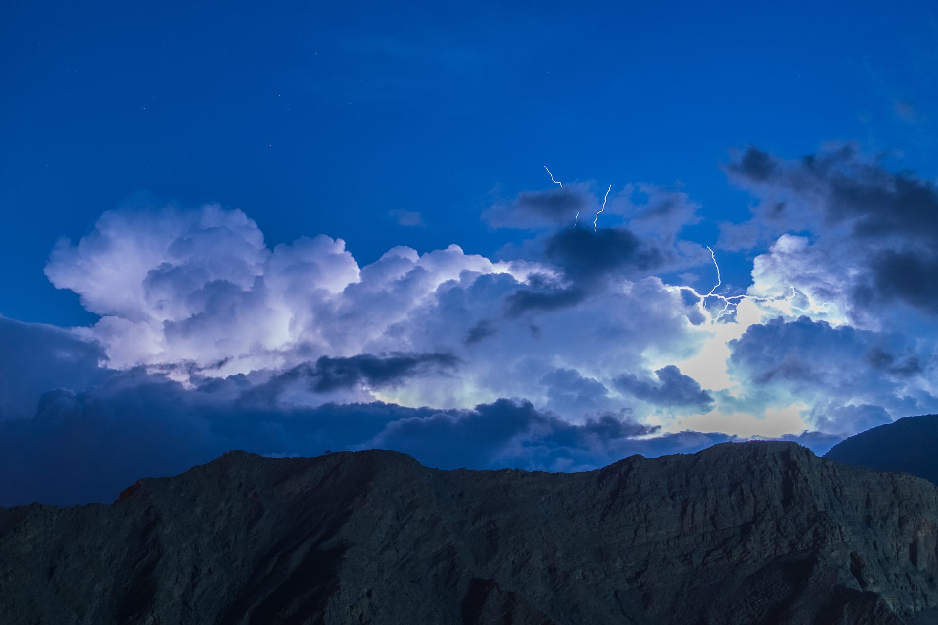 عماني يوثق ظاهرة جوية خاطفة للأنفاس في سماء مسندم